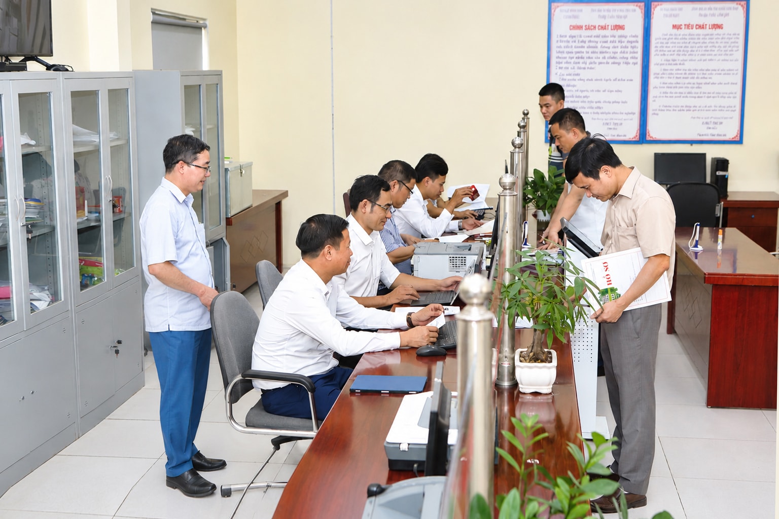 can-bo-ubnd-xa-tien-thang-ha-noi-giai-quyet-thu-tuc-hanh-chinh-cho-nguoi-dan-tren-dia-ban.-anh-pham-hung.jpg