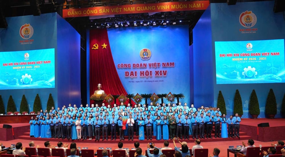 Thủ tướng Chính phủ Lê Minh Hưng tặng hoa chúc mừng Ban Chấp hành Tổng Liên đoàn Lao động Việt Nam khóa XIV, nhiệm kỳ 2026-2031. Ảnh: Hữu Chánh
