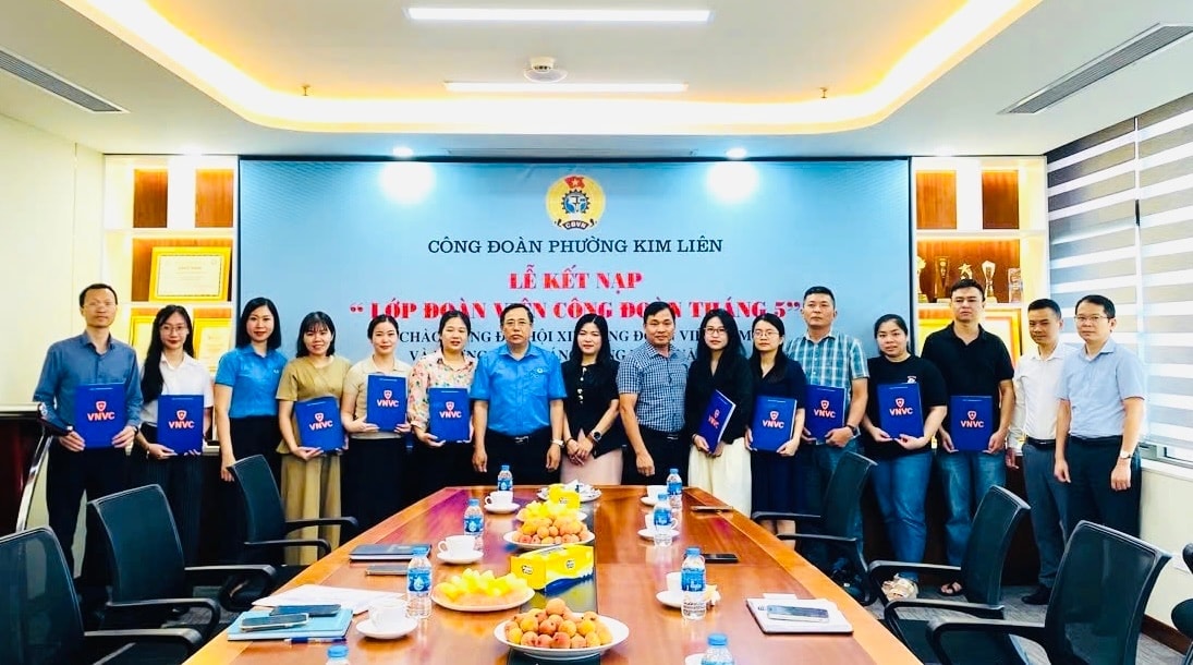 Chủ tịch Công đoàn phường Kim Liên Nguyễn Văn Quang trao quyết định kết nạp cho các đoàn viên. Ảnh: PV