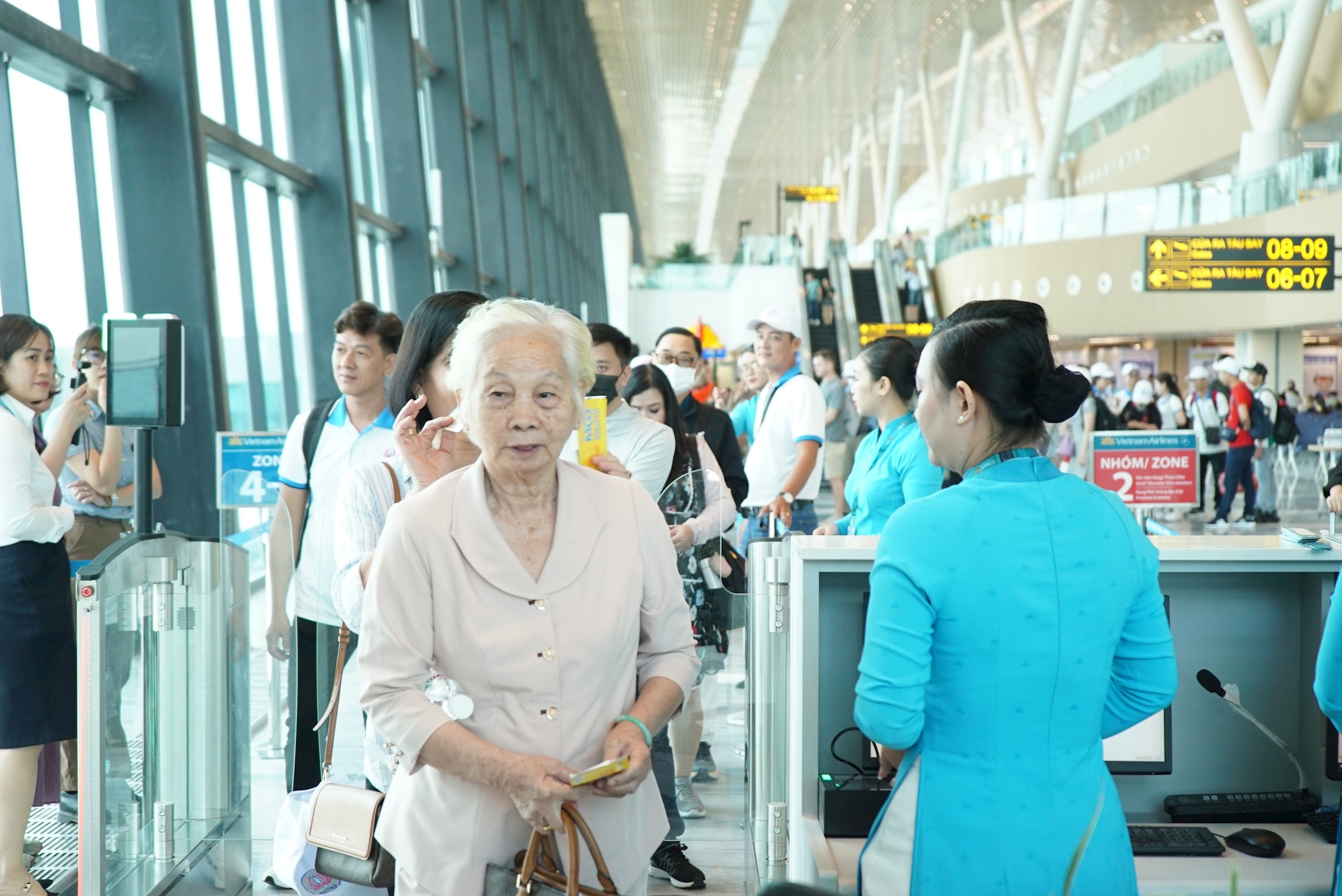 1.-tu-ngay-06_06_2026-vietnam-airlines-chinh-thuc-mo-rong-chuong-trinh-uu-dai-giam-15-gia-ve-noi-dia-danh-cho-hanh-khach-tu-60-tuoi-tro-len-tren-website-cua-hang.jpg