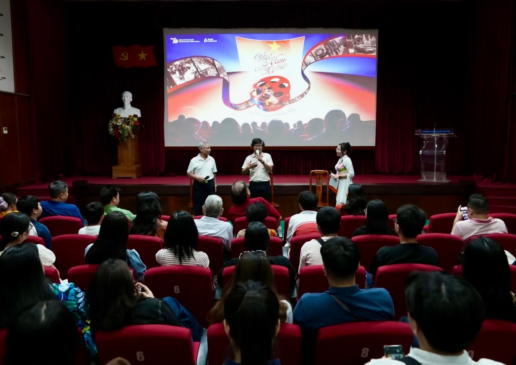 chuong-trinh-viet-nam-chua-ke-het-to-chuc-cac-hoat-dong-chieu-phim-tai-lieu-giao-luu-nghe-si-nha-lam-phim-tai-lieu-danh-cho-cong-chung.-anh-hang-phim-tai-lieu-va-khoa-hoc-trung-uong.jpg