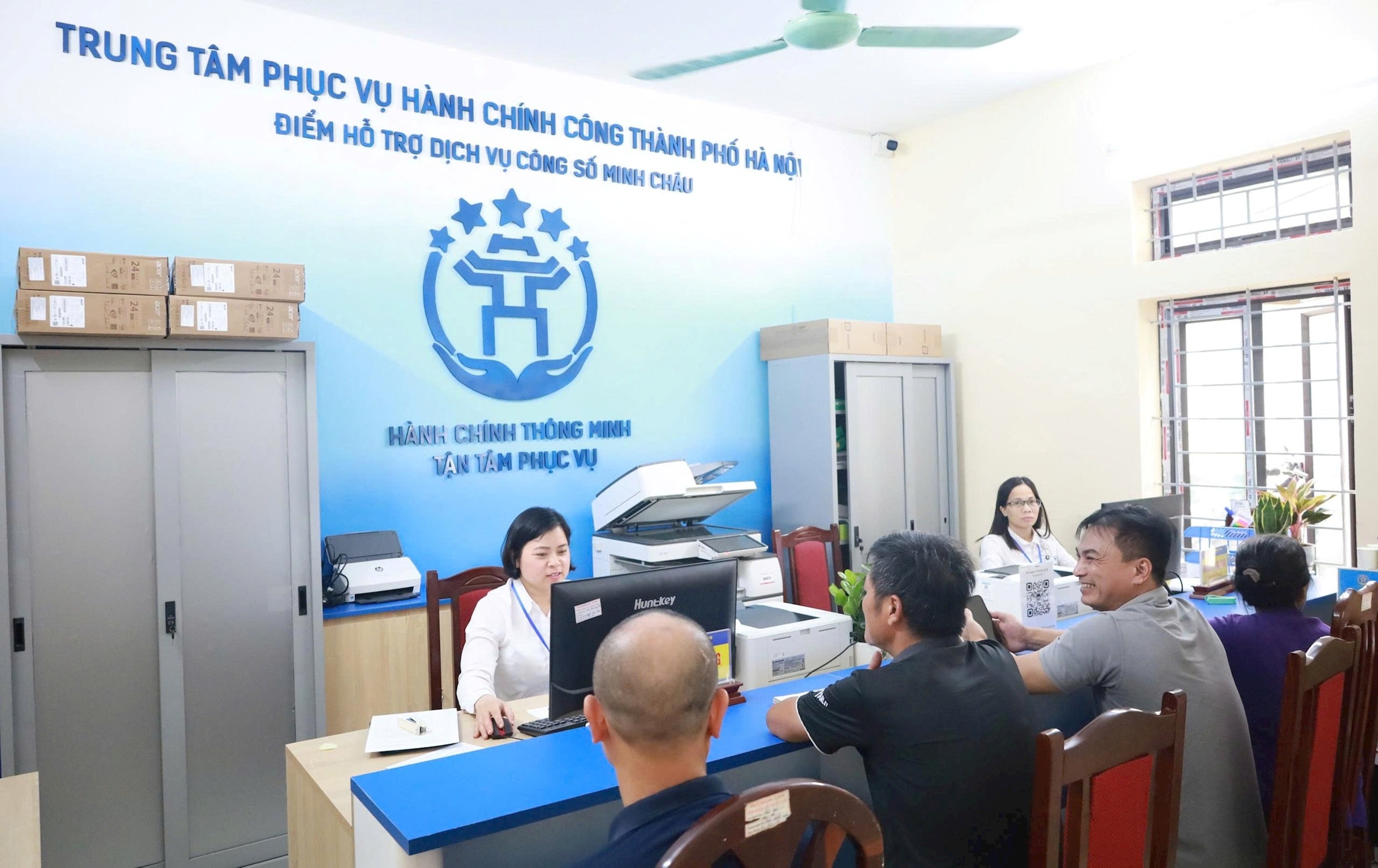 nguoi-dan-den-giai-quyet-thu-tuc-hanh-chinh-tai-diem-ho-tro-dich-vu-cong-so-minh-chau.-anh-dinh-hiep.jpg