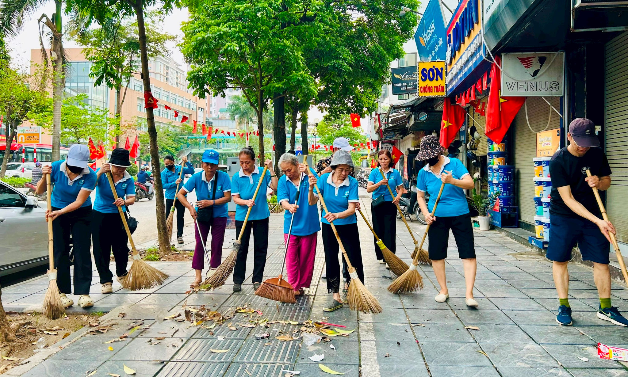 Phường Hoàng Mai gần 5.000 người ra quân vì Thủ đô xanh - sạch - đẹp