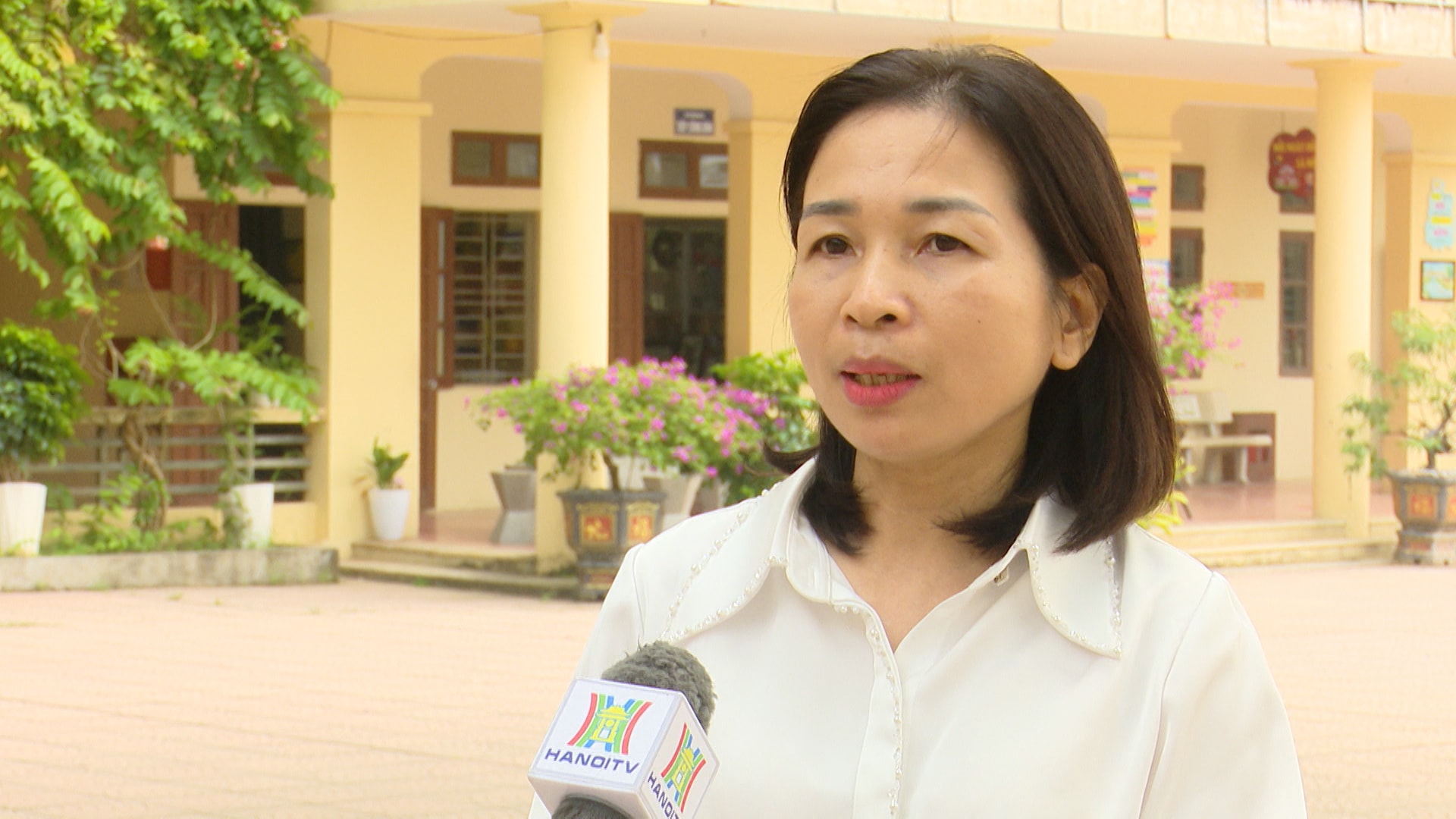 co-phung-thi-thanh-huong-hieu-truong-truong-thcs-thai-hoa-xa-vat-lai-tp-ha-noi.jpg