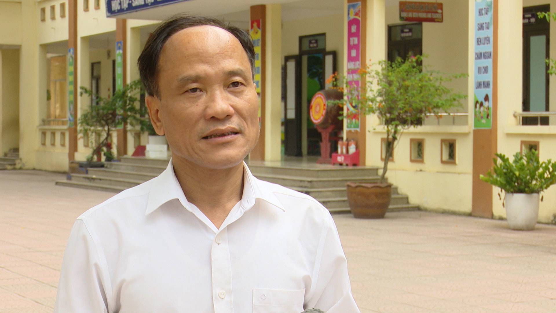thay-nguyen-chi-sang-hieu-truong-truong-tieu-hoc-phu-chau-xa-vat-lai-tp-ha-noi.jpg