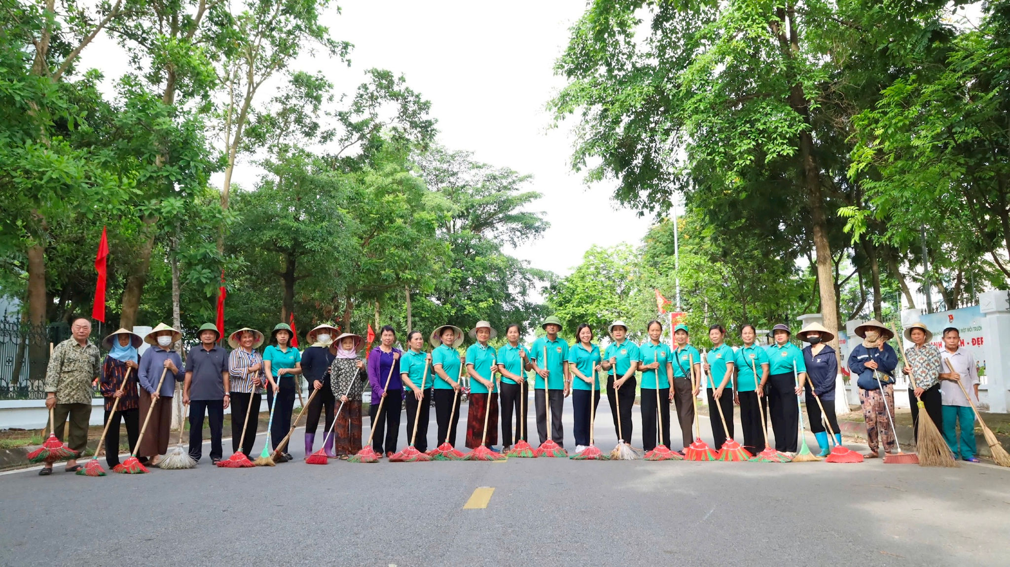 Xã Quang Minh ra quân hưởng ứng phong trào “Toàn dân chung tay bảo vệ môi trường, vì Thủ đô xanh - sạch - đẹp”
