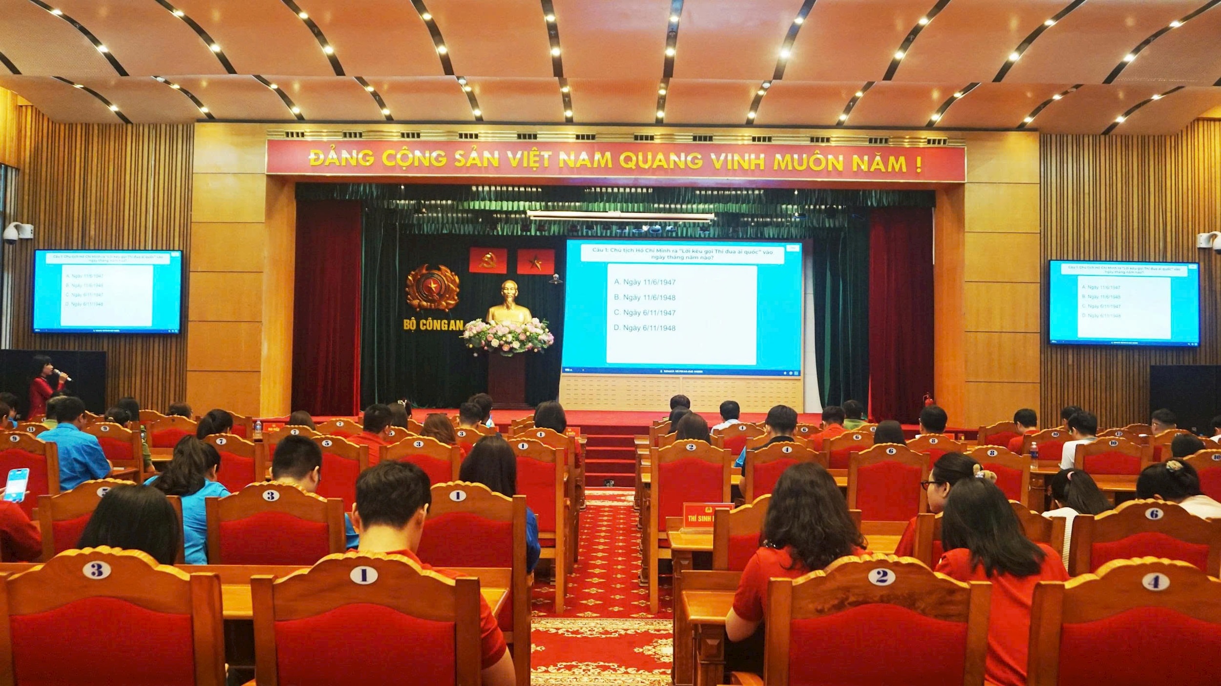 Thí sinh tham dự Cuộc thi trực tuyến tìm hiểu các phong trào thi đua yêu nước. Ảnh: B.Duy