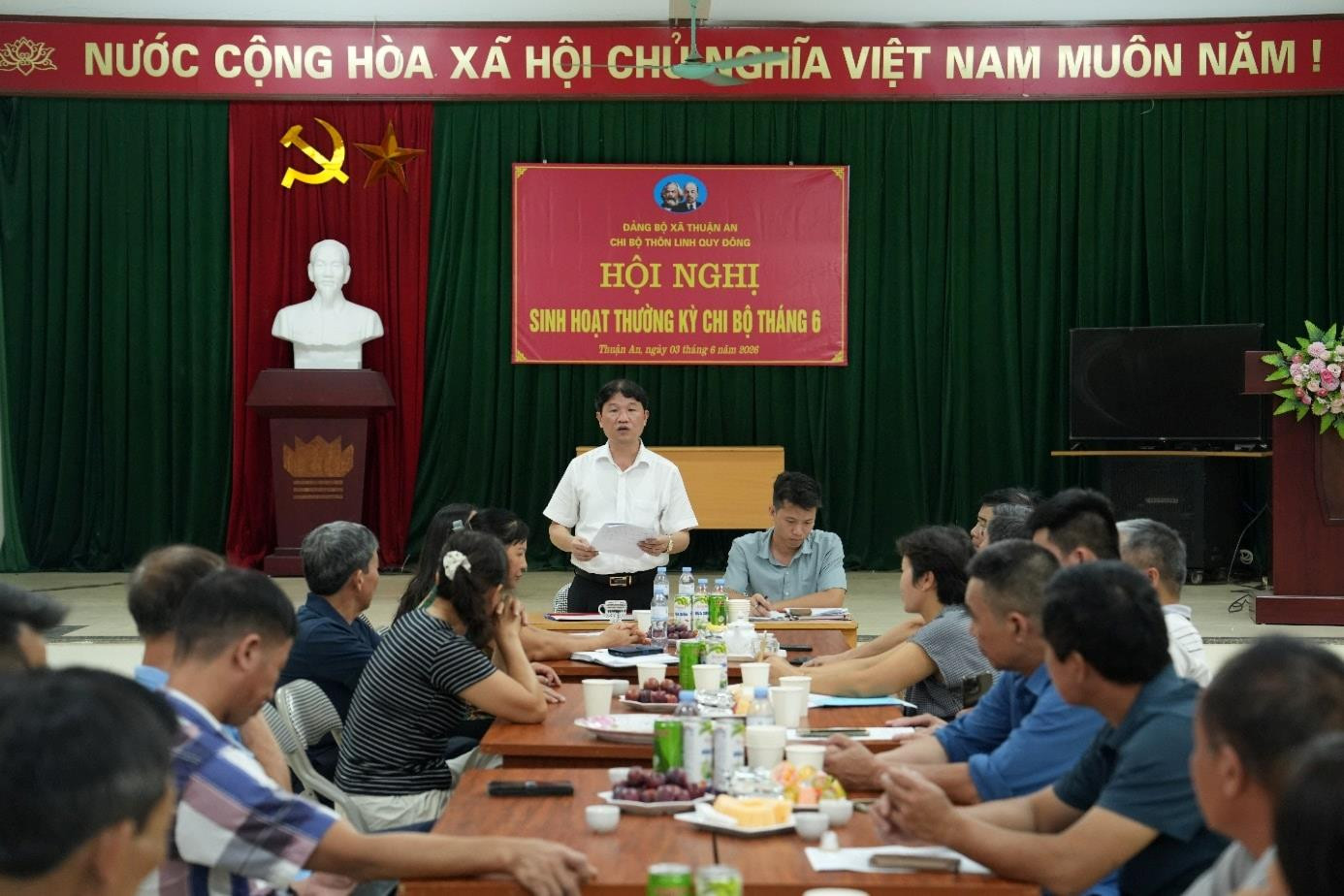 Lãnh đạo xã dự sinh hoạt chi bộ: Giữ mạch kết nối giữa cấp ủy và cơ sở