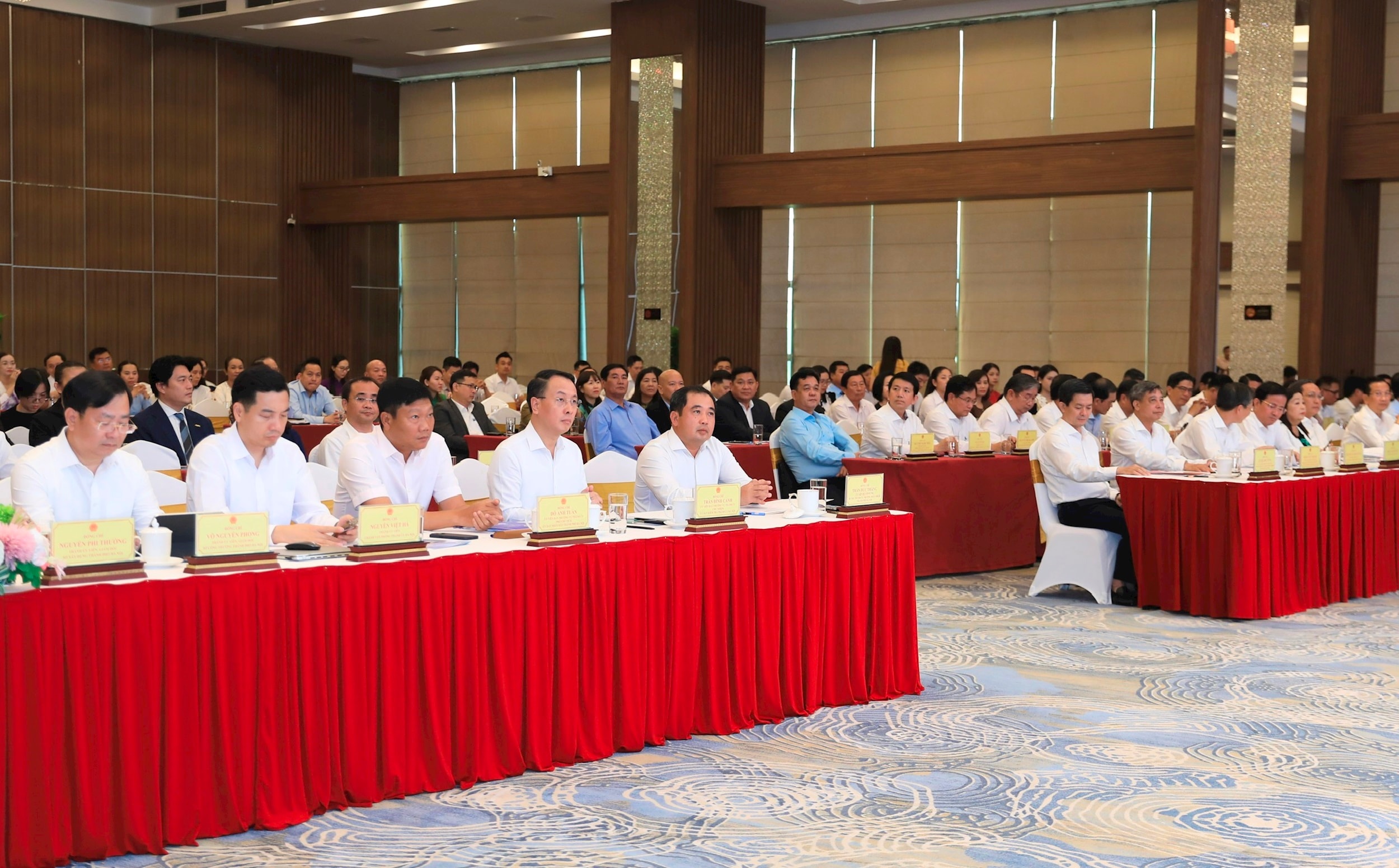 Bí thư Thành ủy Hà Nội Trần Đức Thắng và các đại biểu dự hội nghị. Ảnh Quang