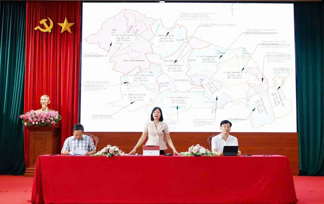 Đồng chí Đỗ Thị Lan Hương, Bí thư Đảng ủy, Chủ tịch HĐND phường Tùng Thiện phát biểu tại hội nghị. Ảnh: TH