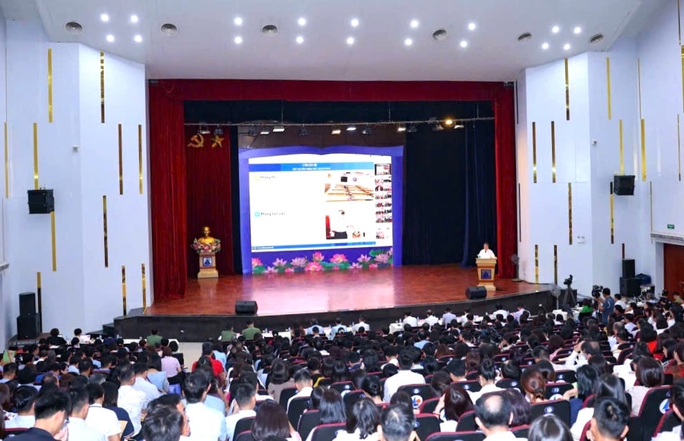 Quang cảnh hội nghị. Ảnh: CTV. ư Ngày 8-6, Sở Giáo dục và Đào tạo Hà Nội tổ chức hội nghị hướng dẫn công tác coi thi kỳ thi tốt nghiệp trung học phổ thông năm 2026. Hội nghị được kết nối từ điểm cầu đặt tại Trường Trung học phổ thông chuyên Hà Nội - Amsterdam tới hơn 400 điểm cầu của các phường, xã và nhà trường trên địa bàn thành phố.