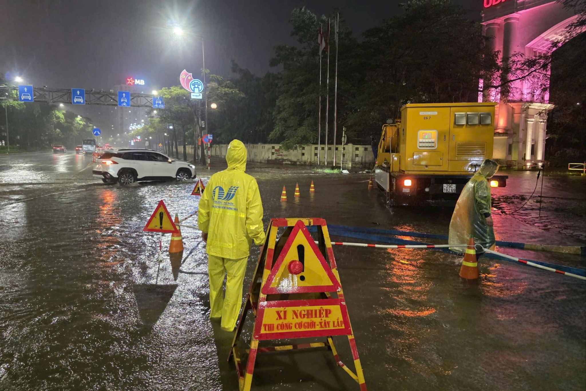 Thoát nước Hà Nội ứng trực đêm, xử lý úng ngập sau mưa lớn