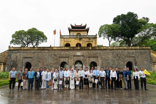 Đoan đại biểu thăm Hoàng Thành Thăng Long. Ảnh: SDL