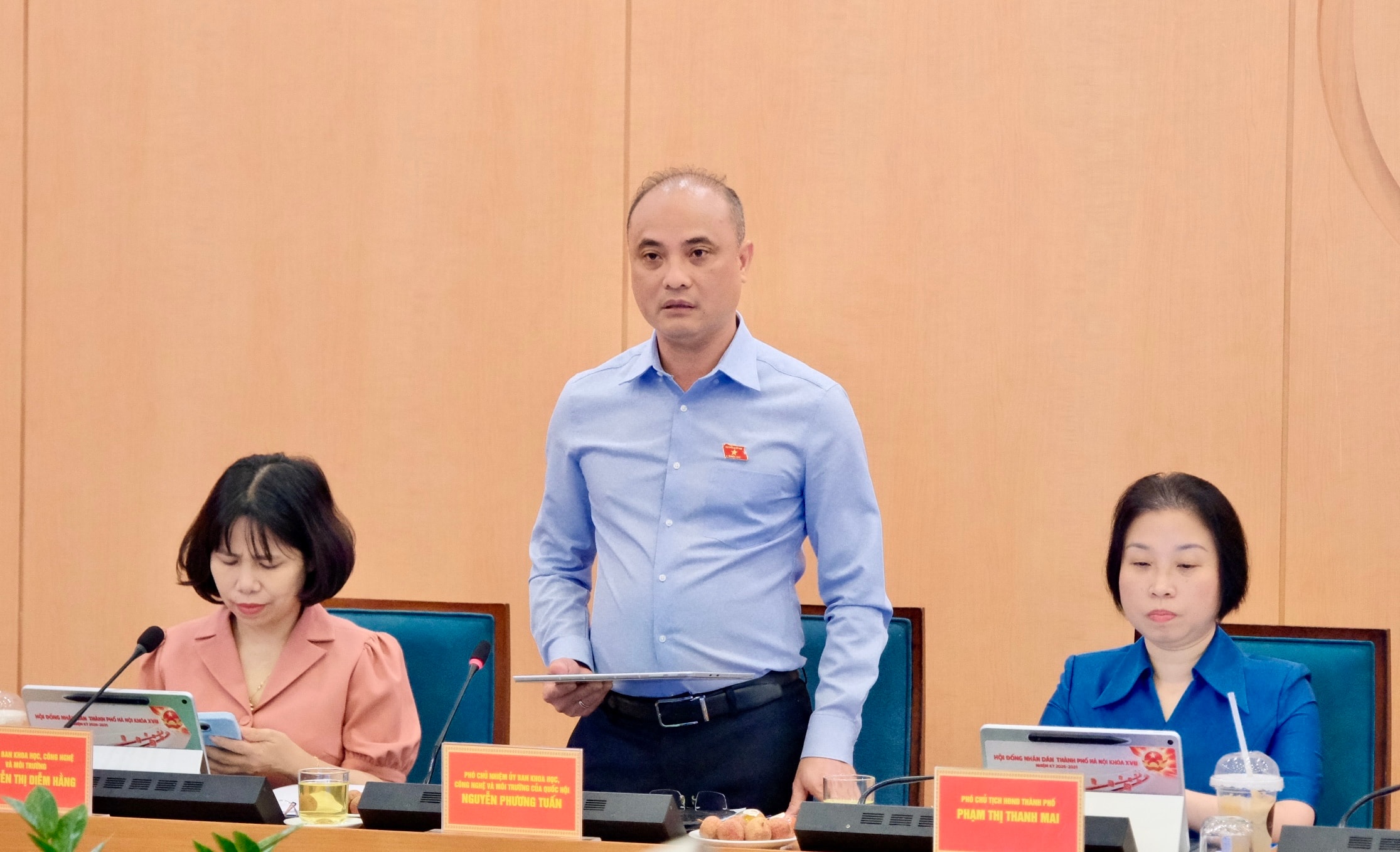 Phó Chủ nhiệm Ủy ban Khoa học, Công nghệ và Môi trường của Quốc hội Nguyễn Phương Tuấn phát biểu tại cuộc họp. Ảnh: Tha