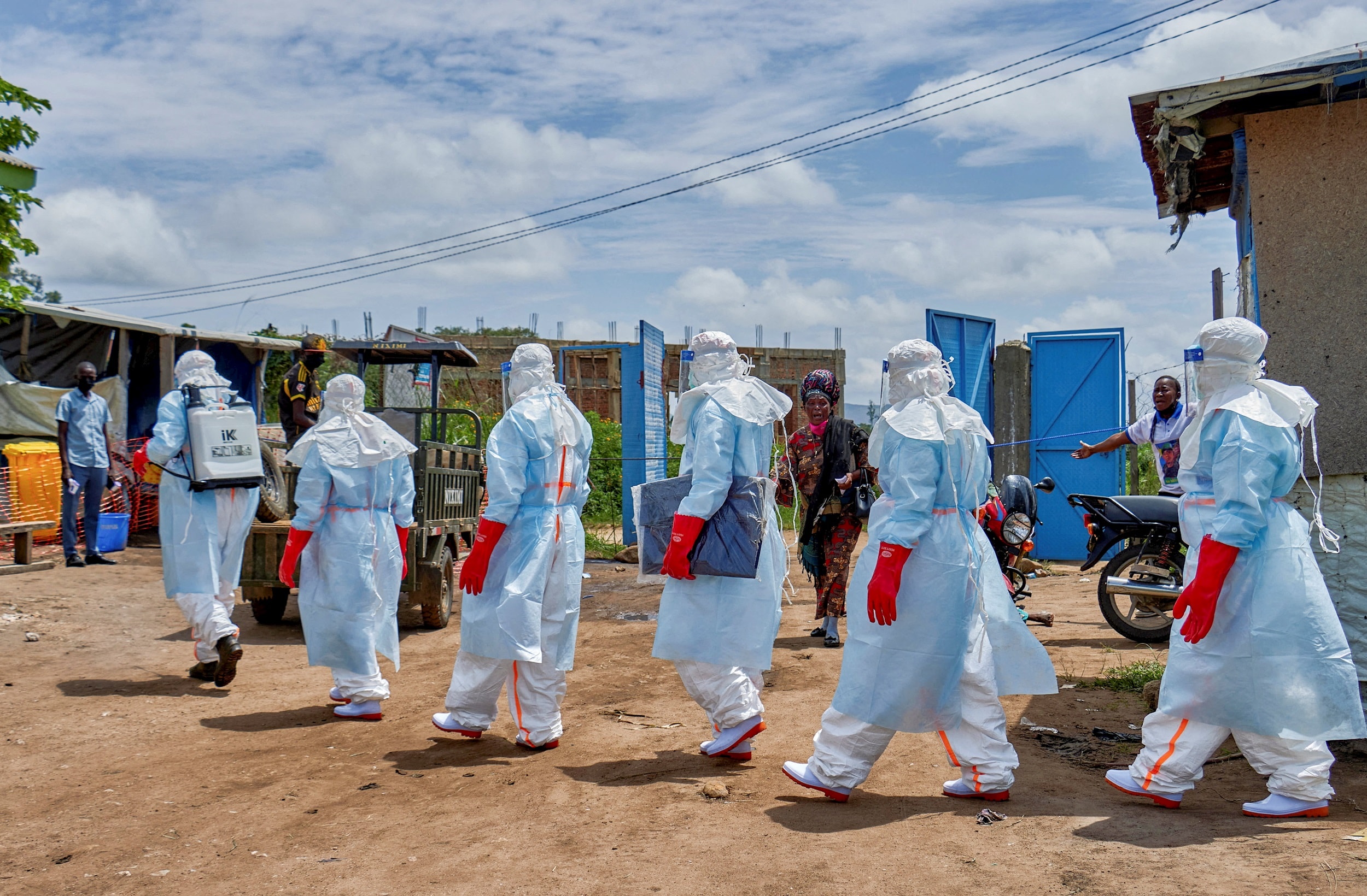 Nhân viên Hội Chữ thập đỏ tham gia ứng phó đợt bùng phát Ebola tại CHDC Congo. Ảnh: Reuters