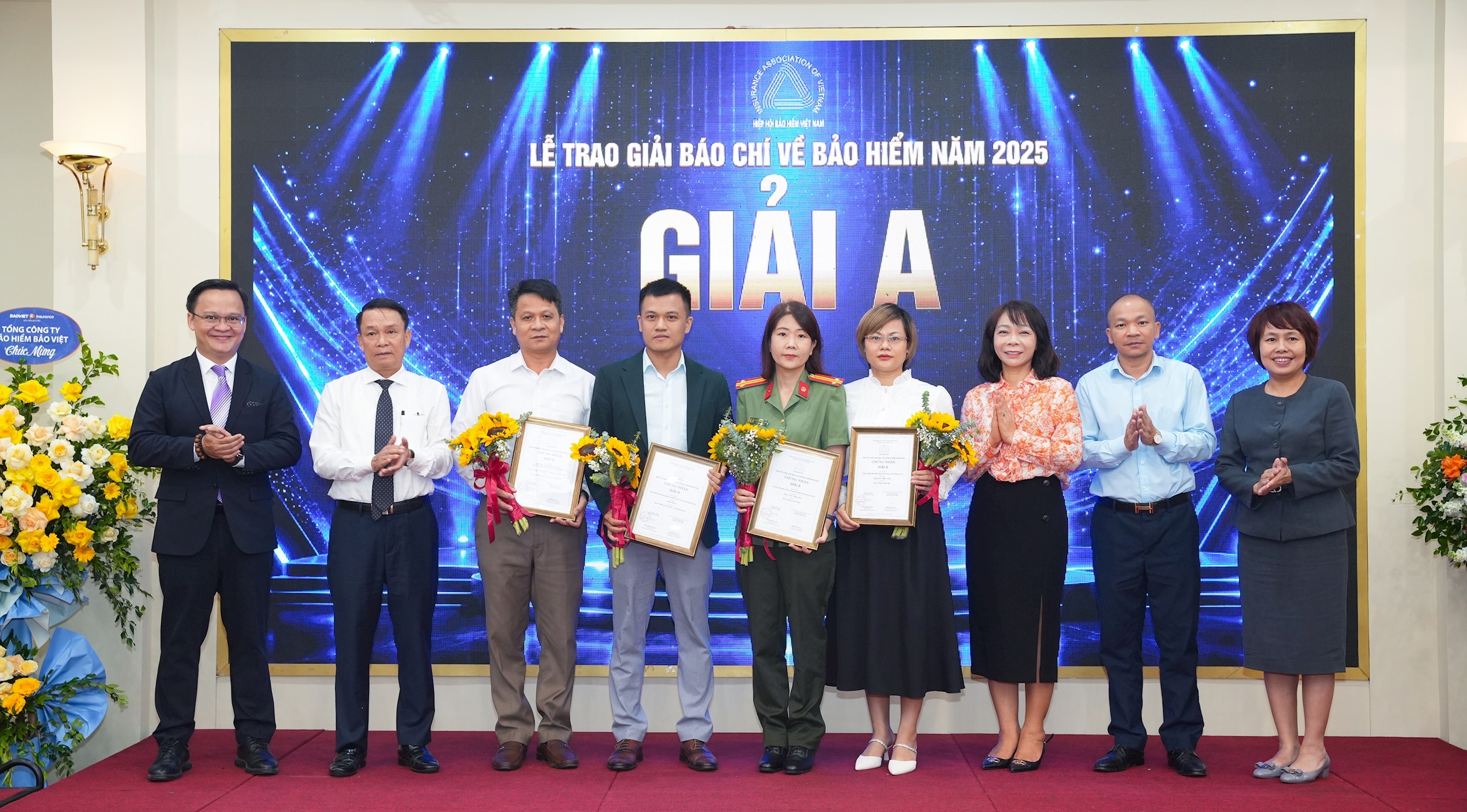 trao-giai-cho-tac-gia-nhom-tac-gia-dat-giai-a..jpg