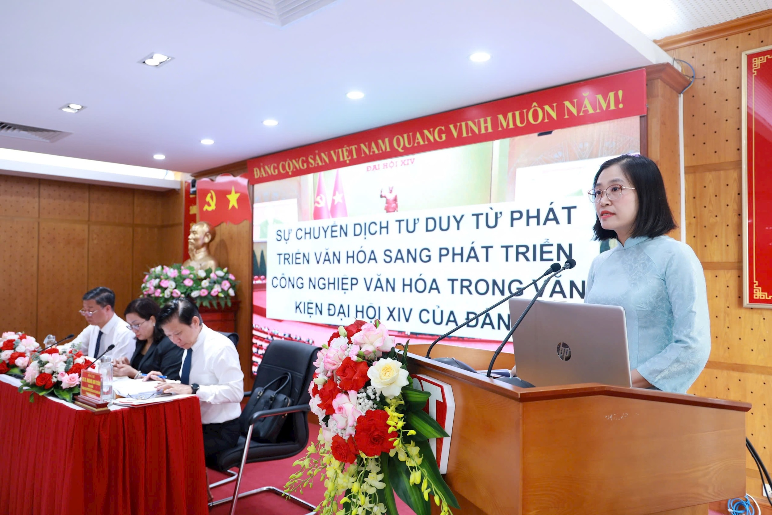 van-kien-dai-bieu-tham-luan.jpg