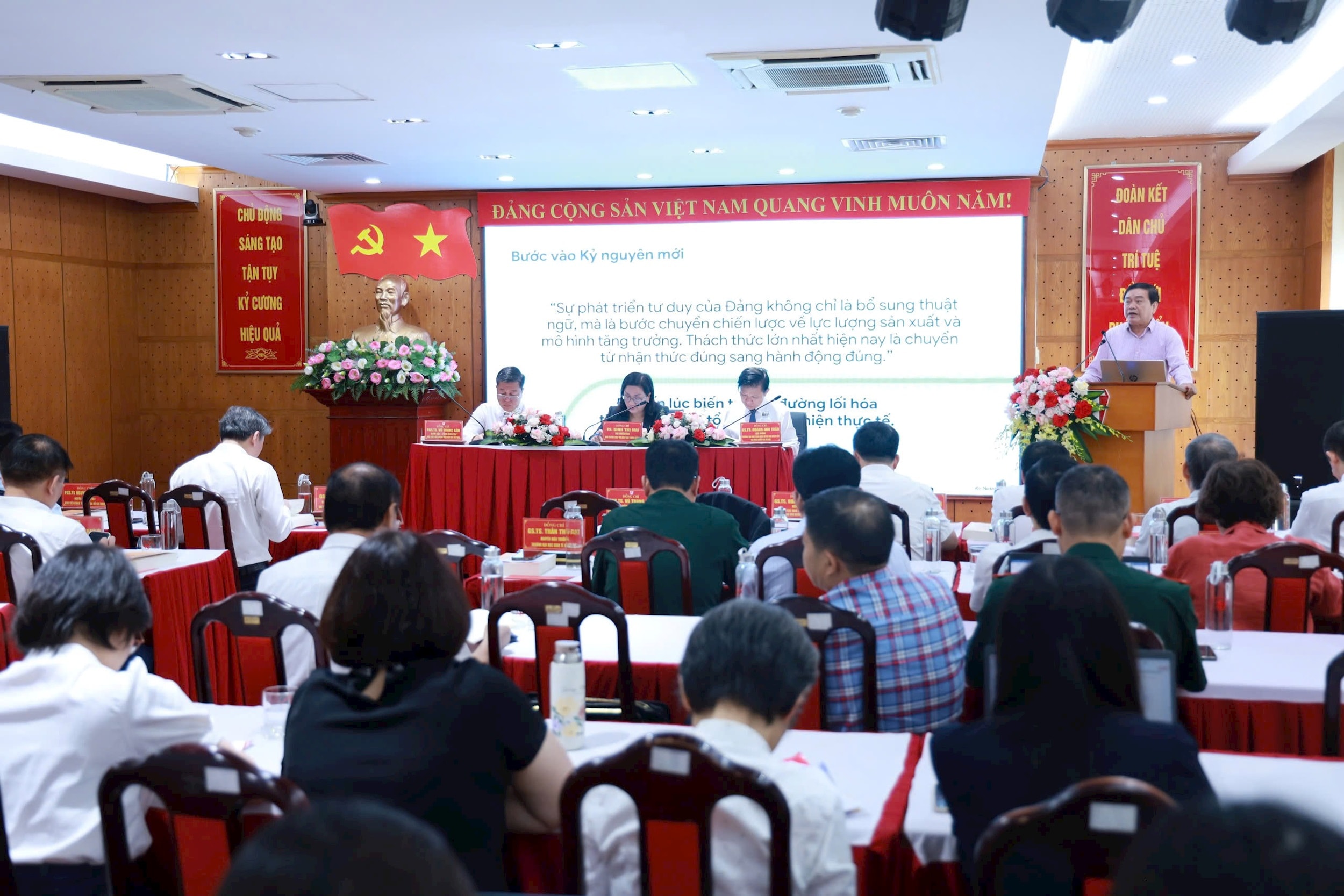 van-kien-quang-canh-.jpg
