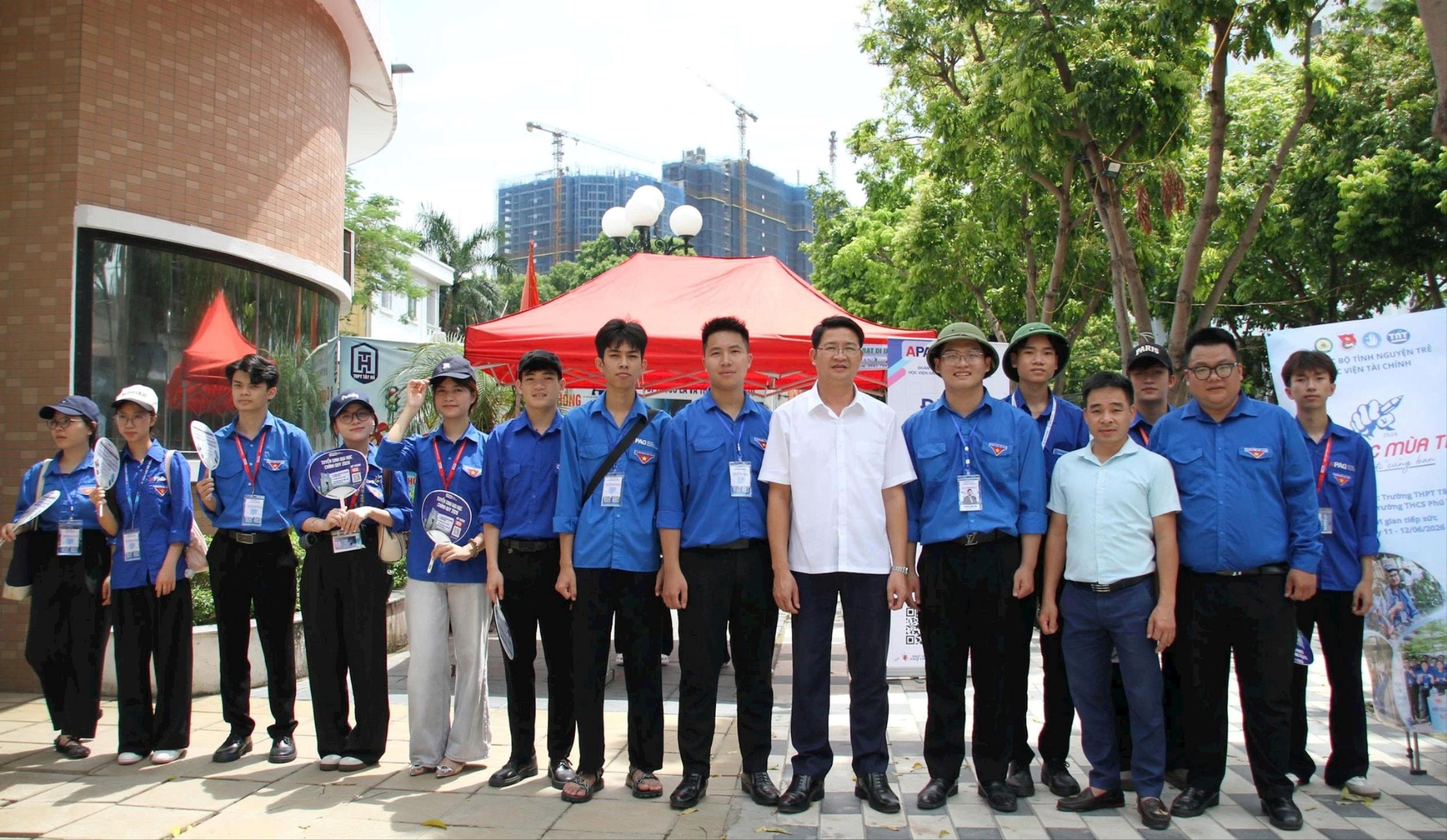 Phó Bí thư Thường trực Đảng ủy phường Phú Thượng Trần Quang Đạo thăm, động viên lực lượng thanh niên tình nguyện tại điểm thi. Ảnh: Cao Kỳ