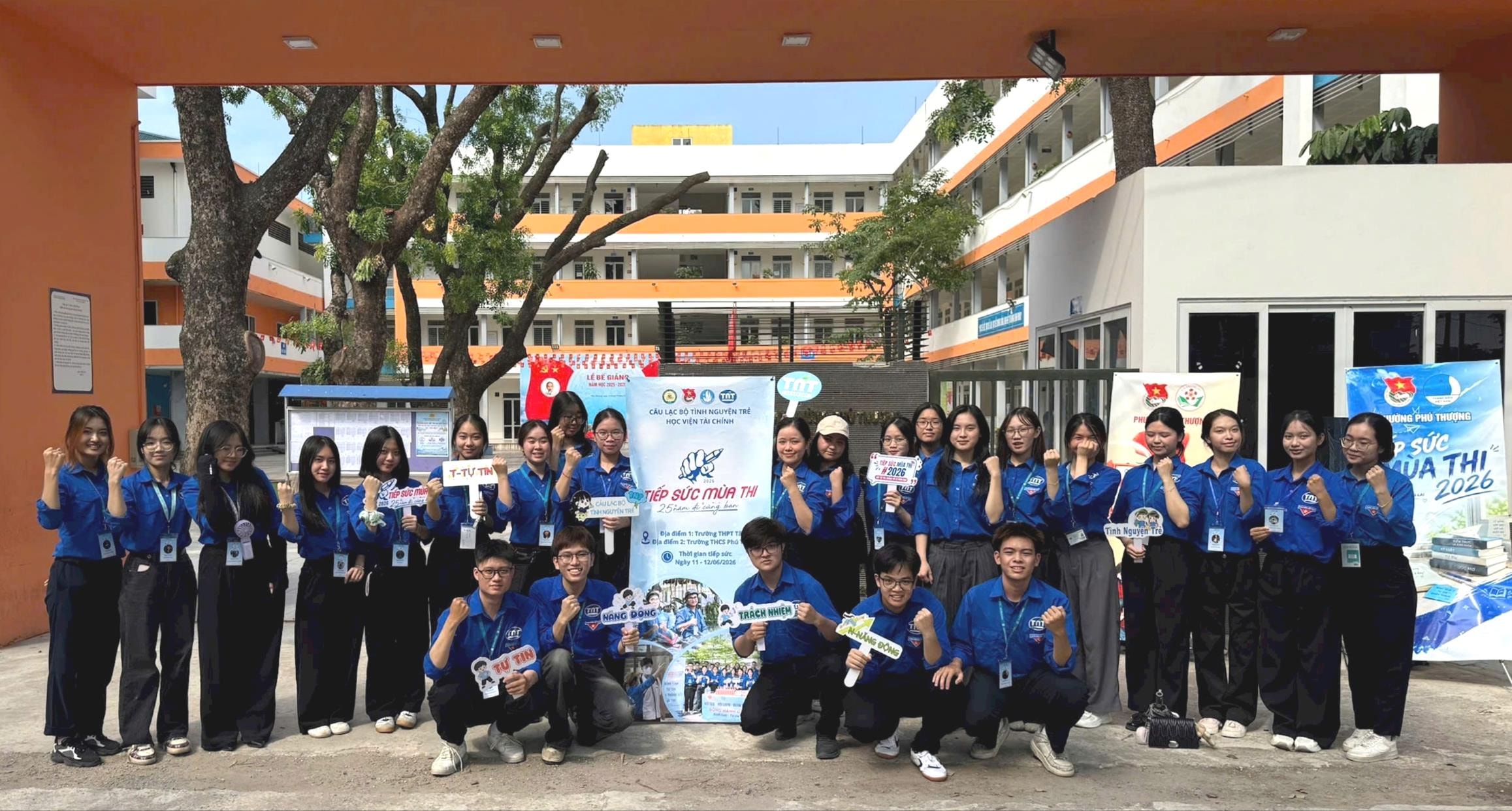 Đoàn Thanh niên phường Phú Thượng thể hiện khí thế, quyết tâm tại Kỳ thi tốt nghiệp THPT năm 2026. Ảnh: Cao 