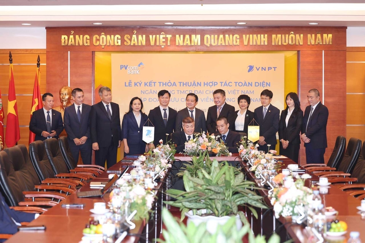 ong-ngo-dien-hy-pho-tgd-tap-doan-vnpt-va-ong-nguyen-viet-ha-pho-tgd-cua-pvcombank-thuc-hien-nghi-thuc-ky-ket-hop-tac-giua-2-doanh-nghiep.jpeg