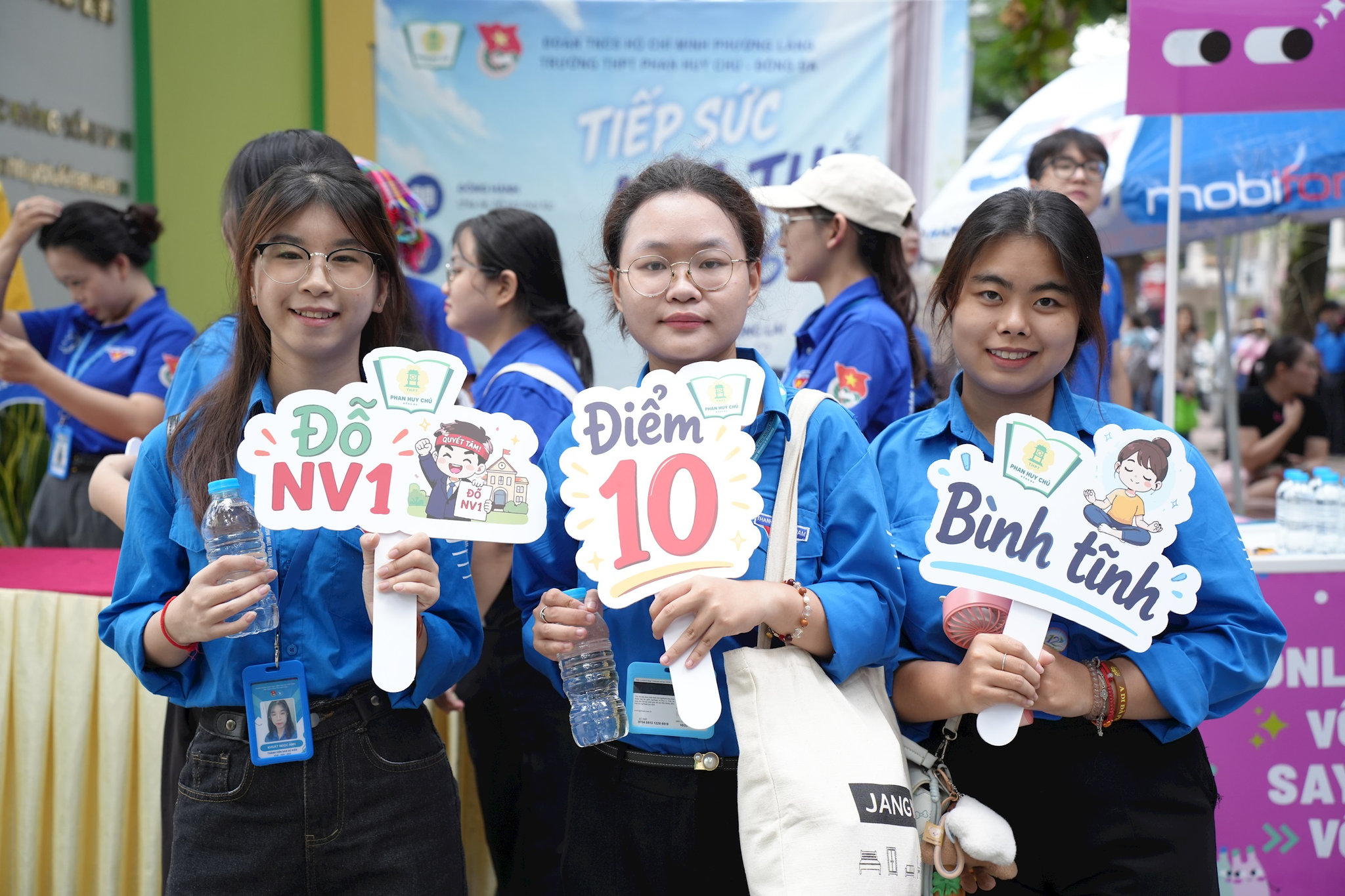 Dấu ấn những nữ sinh tình nguyện tiếp lửa mùa thi