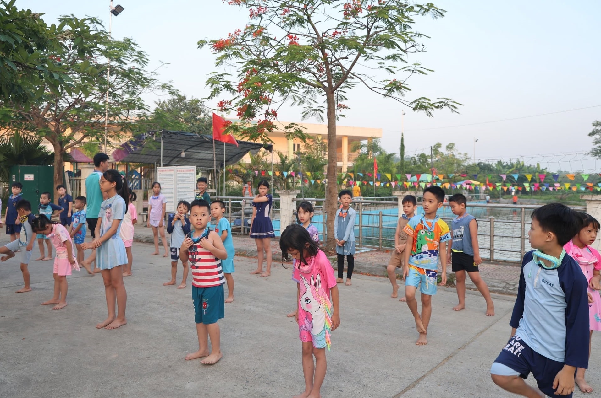 Ao bơi cộng đồng làng Hưng Giáo (xã Tam Hưng) trở thành địa điểm học bơi, rèn luyện kỹ năng phòng, chống đuối nước và vui chơi bổ ích của trẻ em địa phương trong dịp hè. (Ảnh: Đ.L)