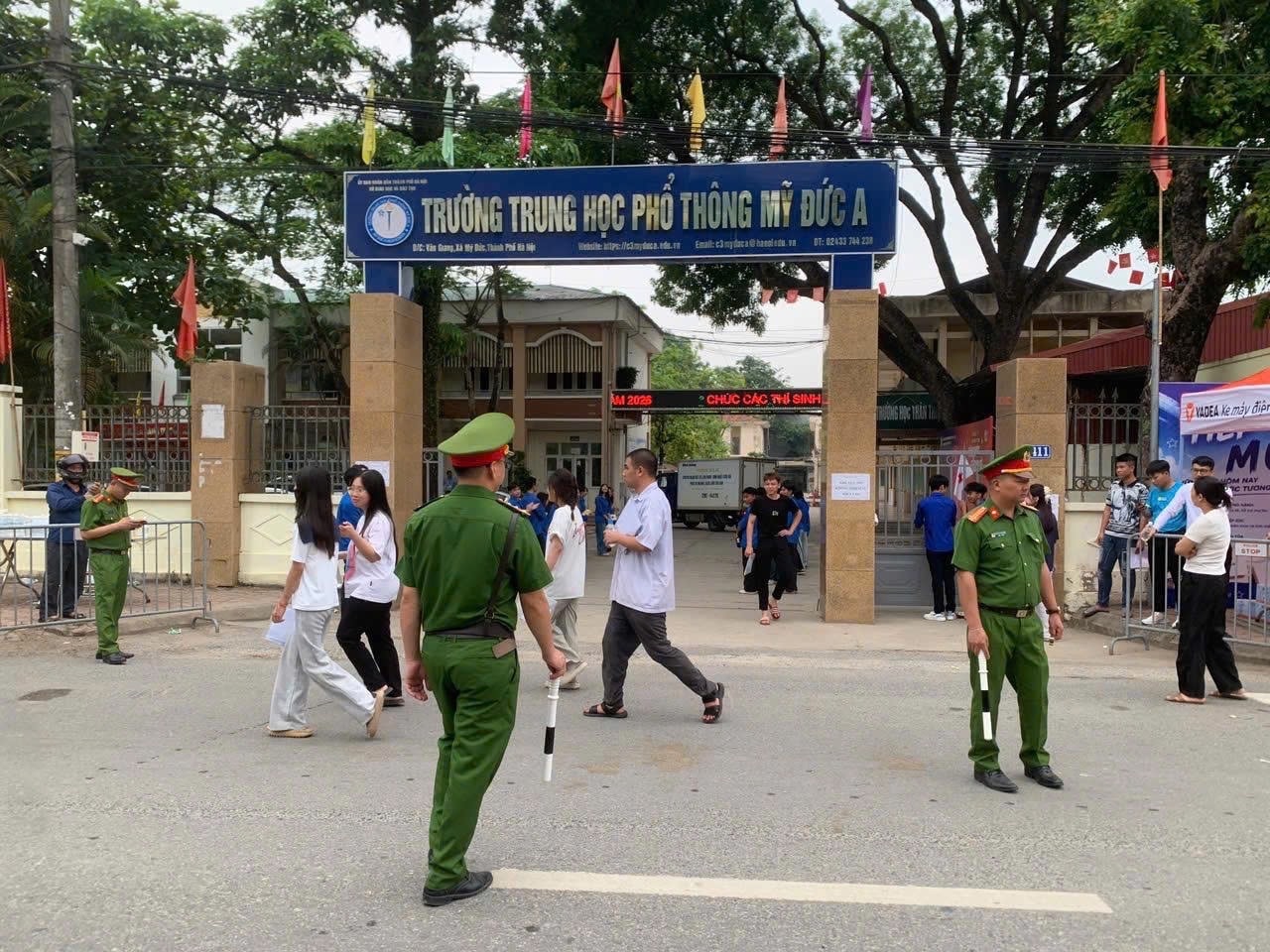 Lực lượng công an xã Mỹ Đức túc trực phân luồng giao thông,