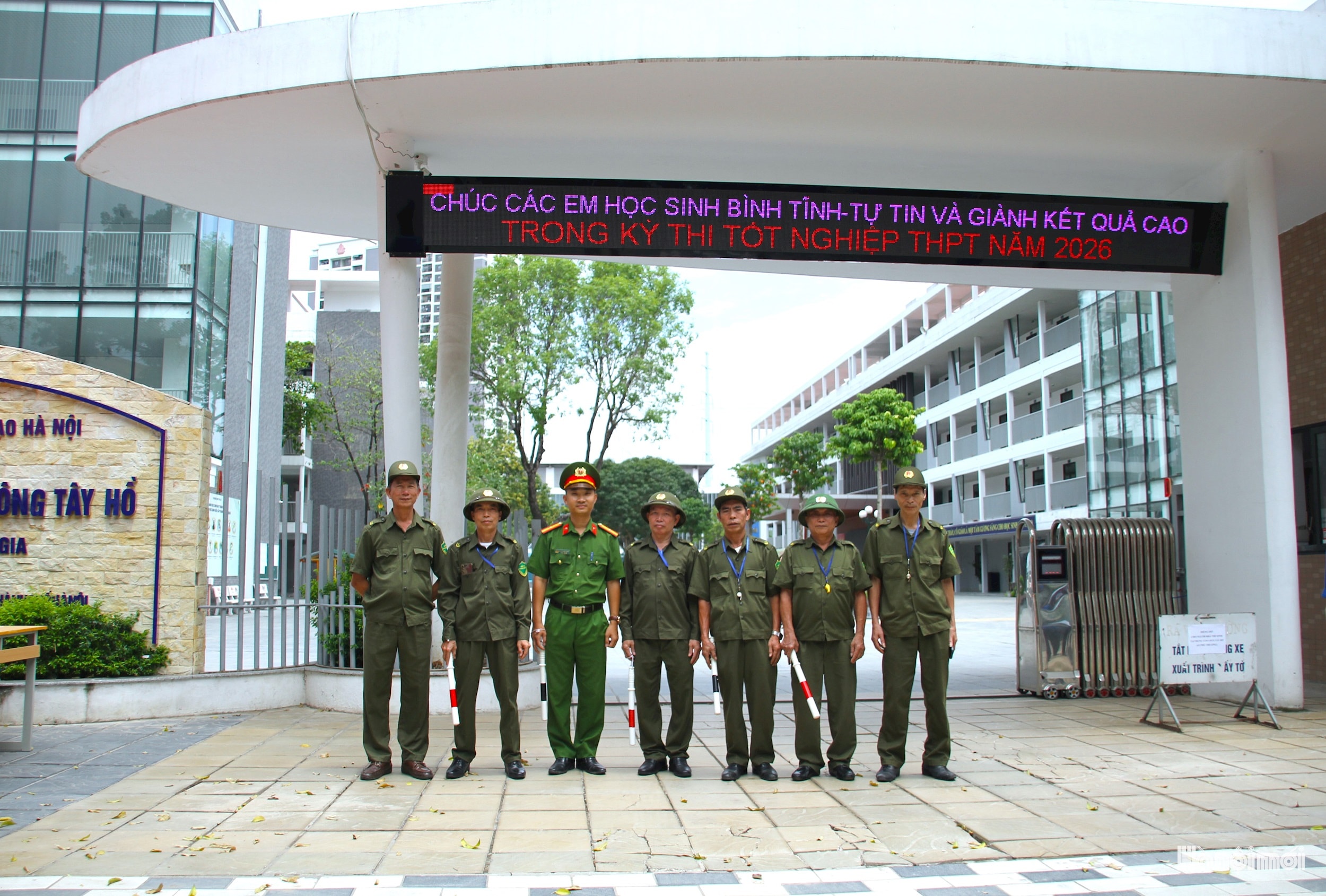 Công an phường Phú Thượng cùng lực lượng cơ sở thực hiện nhiệm vụ tại điểm thi Trường THPT Tây Hồ. Ảnh: Hoàng Vũ
