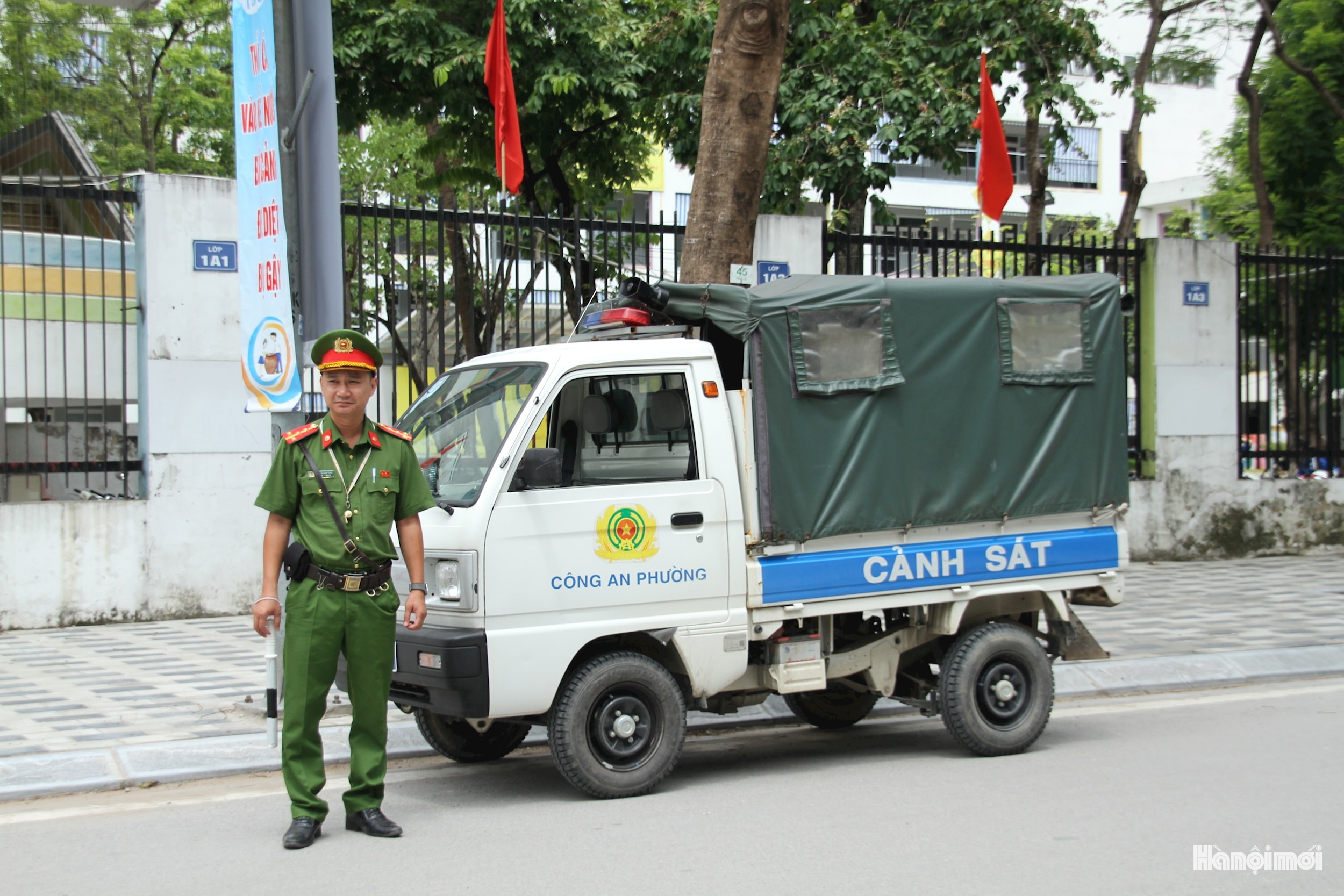 Cán bộ, chiến sĩ Công an phường Phú Thượng luôn túc trực tại các điểm thi để xử lý các tình huống. Ảnh: Hoàng Vũ