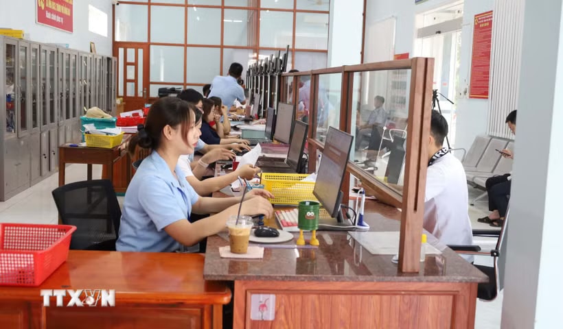 Hoạt động tại một trung tâm phục vụ hành chính công. (Ảnh: Đậu Tất Thành/TTXVN)