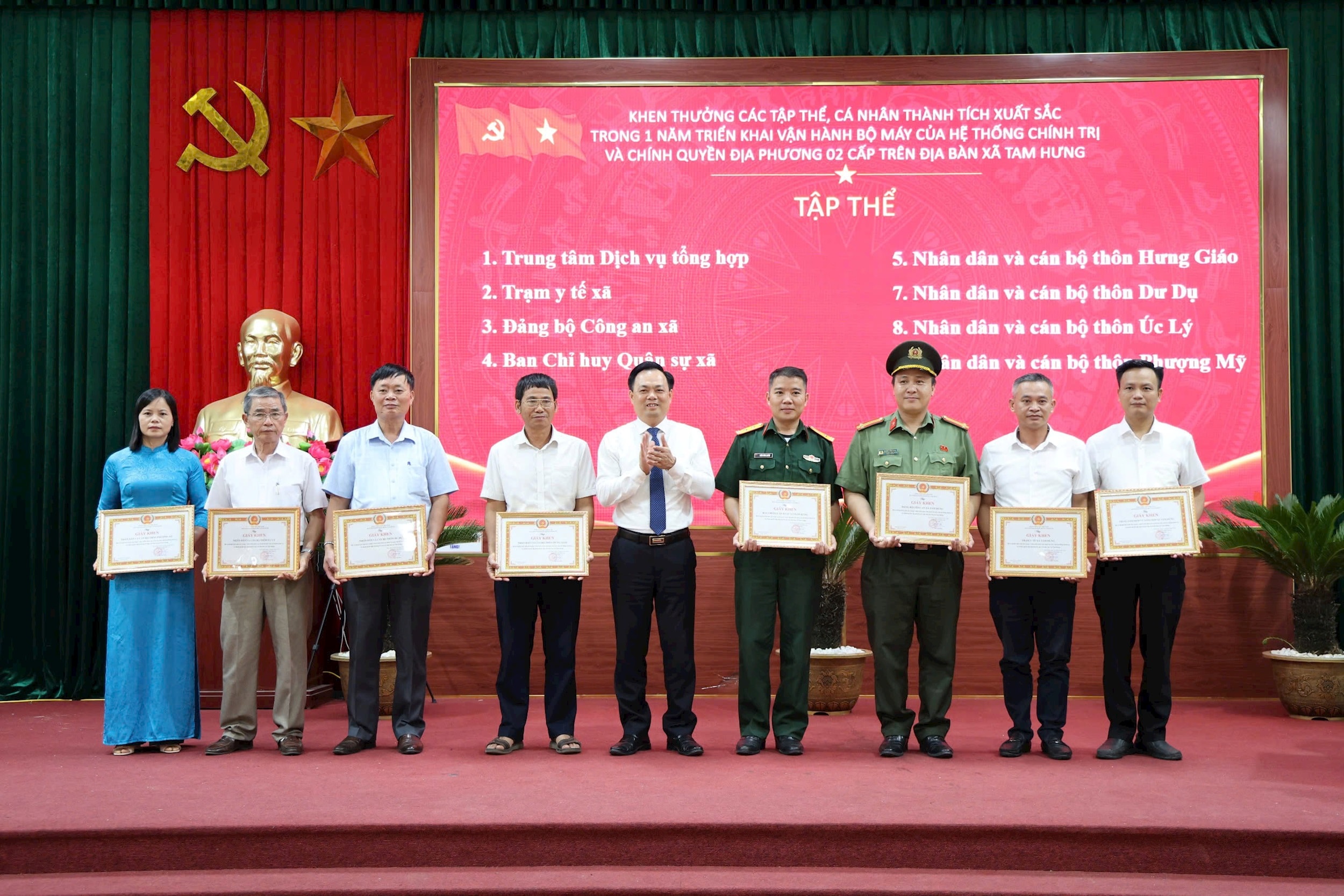 Chủ tịch UBND xã Tam Hưng Bùi Đình Thái trao thưởng cho các tập thể tiêu biểu. Ảnh: Bình Minh 