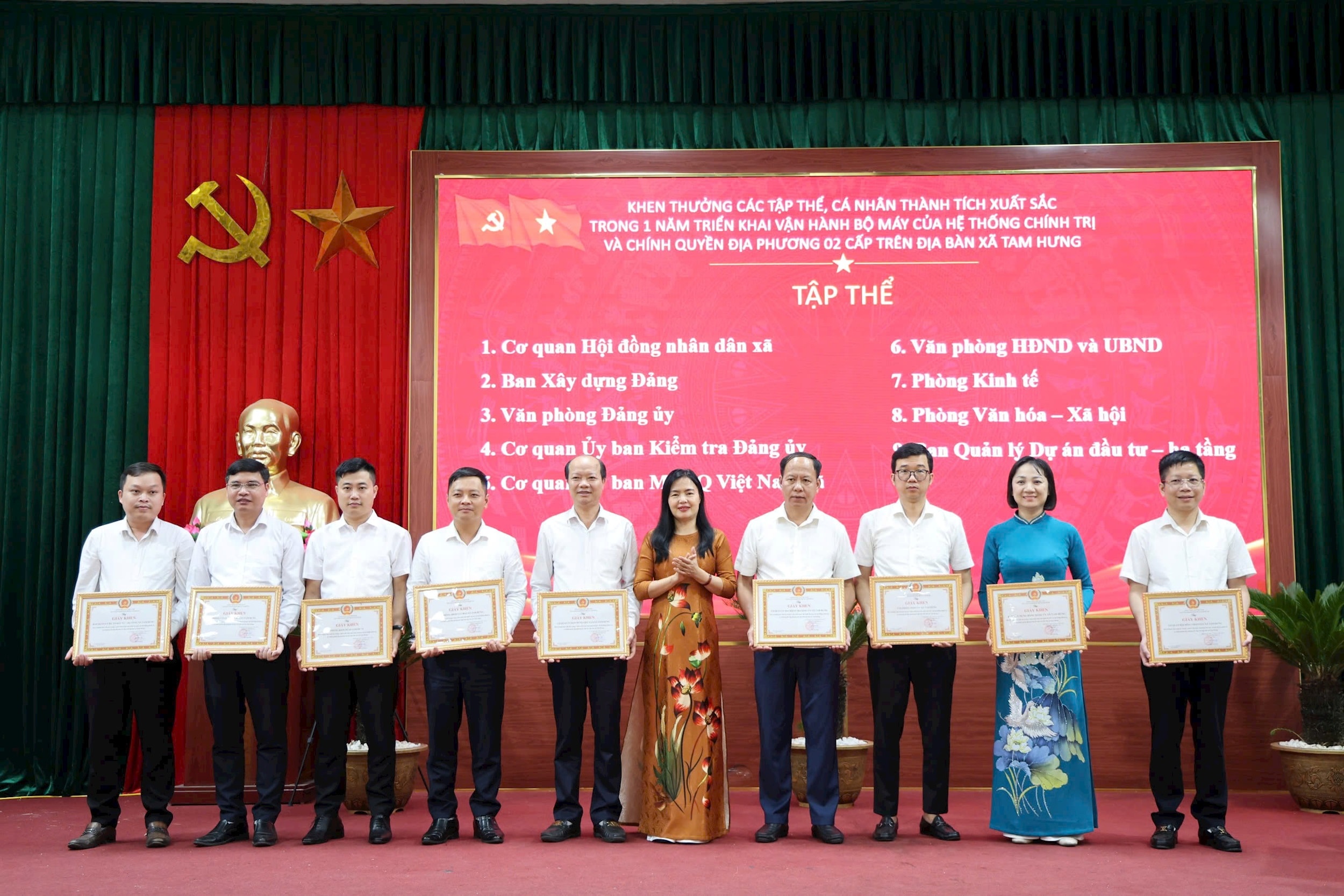 Phó Bí thư Thường trực Đảng uỷ xã Tam Hưng Nguyễn Thị Bích Thuỷ trao thưởng cho các tập thể. Ảnh: Bình Minh 