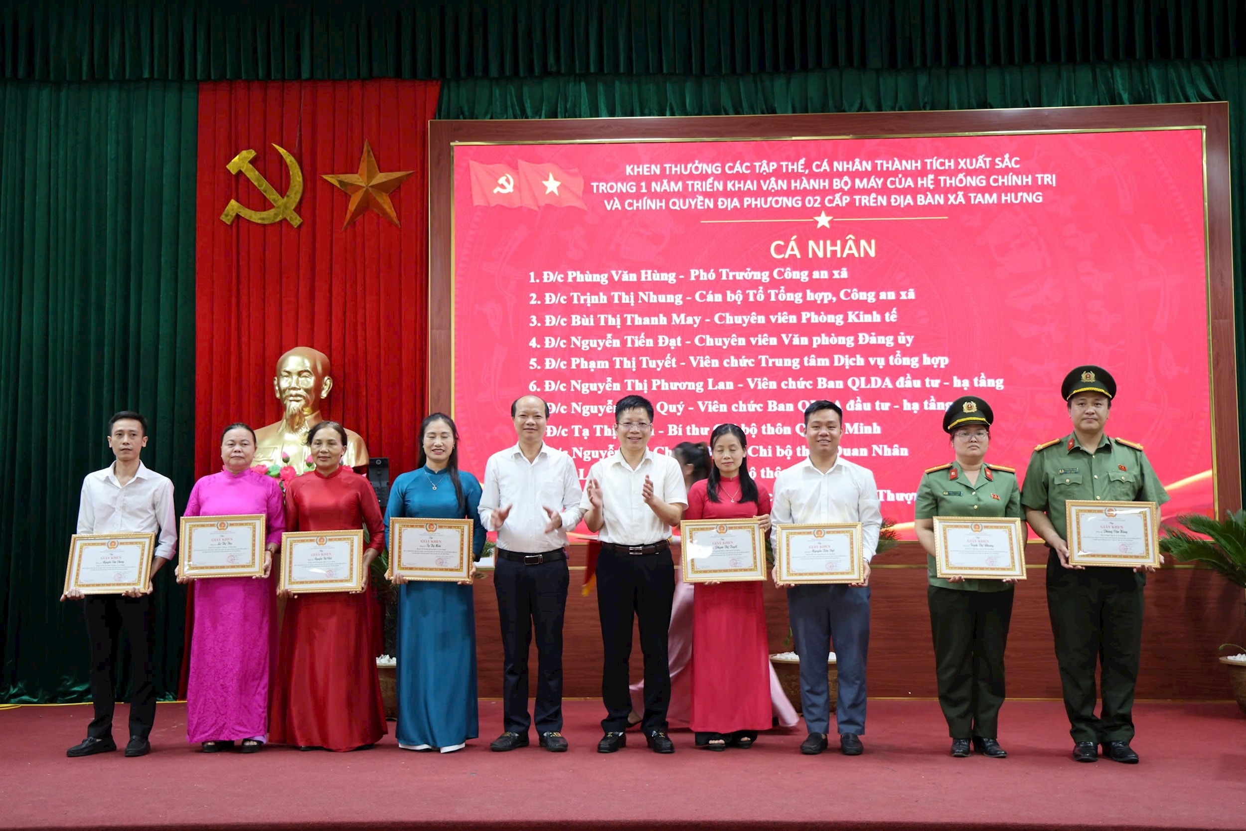 Các cá nhân tiêu biểu của xã Tam Hưng nhận Giấy khen của Ban Thường vụ Đảng uỷ xã Tam Hưng. Ảnh: Bình Minh 