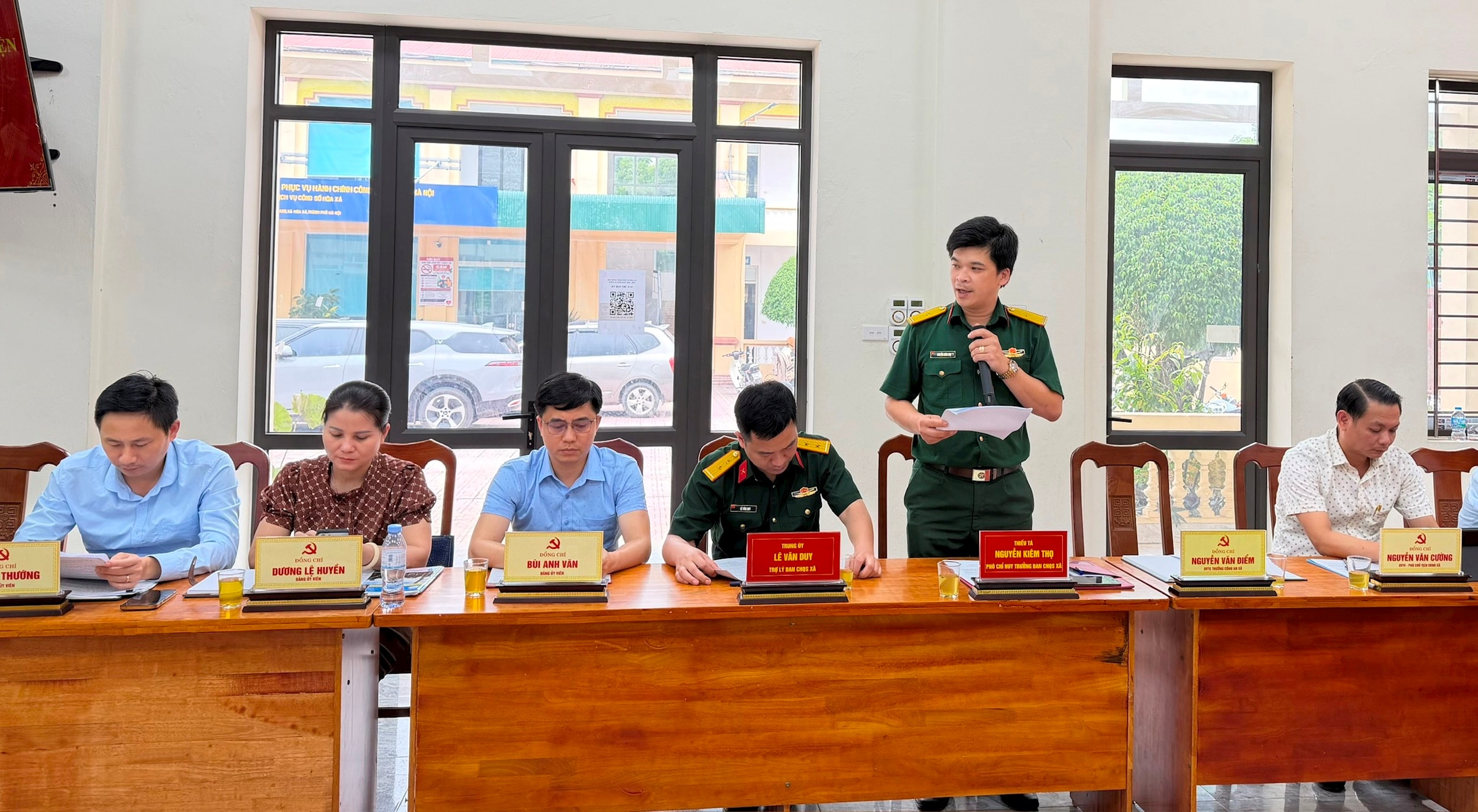 Đại diện Ban Chỉ huy quân sự xã Hòa Xá trình bày dự thảo Kế hoạch Hiệp đồng sử dụng lực lượng, phương tiện làm nhiệm vụ Phòng thủ dân sự trên địa bàn xã Hòa Xá năm 2026. Ảnh: Vân Nga