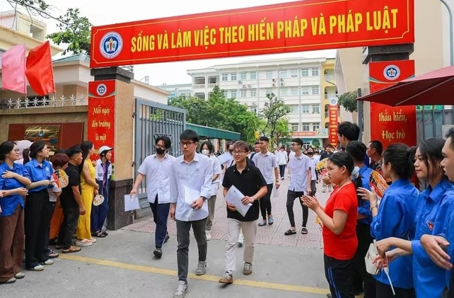 cac-thi-sinh-tai-diem-thi-truong-trung-hoc-co-so-ngo-quyen-phuong-bach-mai-.-anh-khanh-hoa.jpg