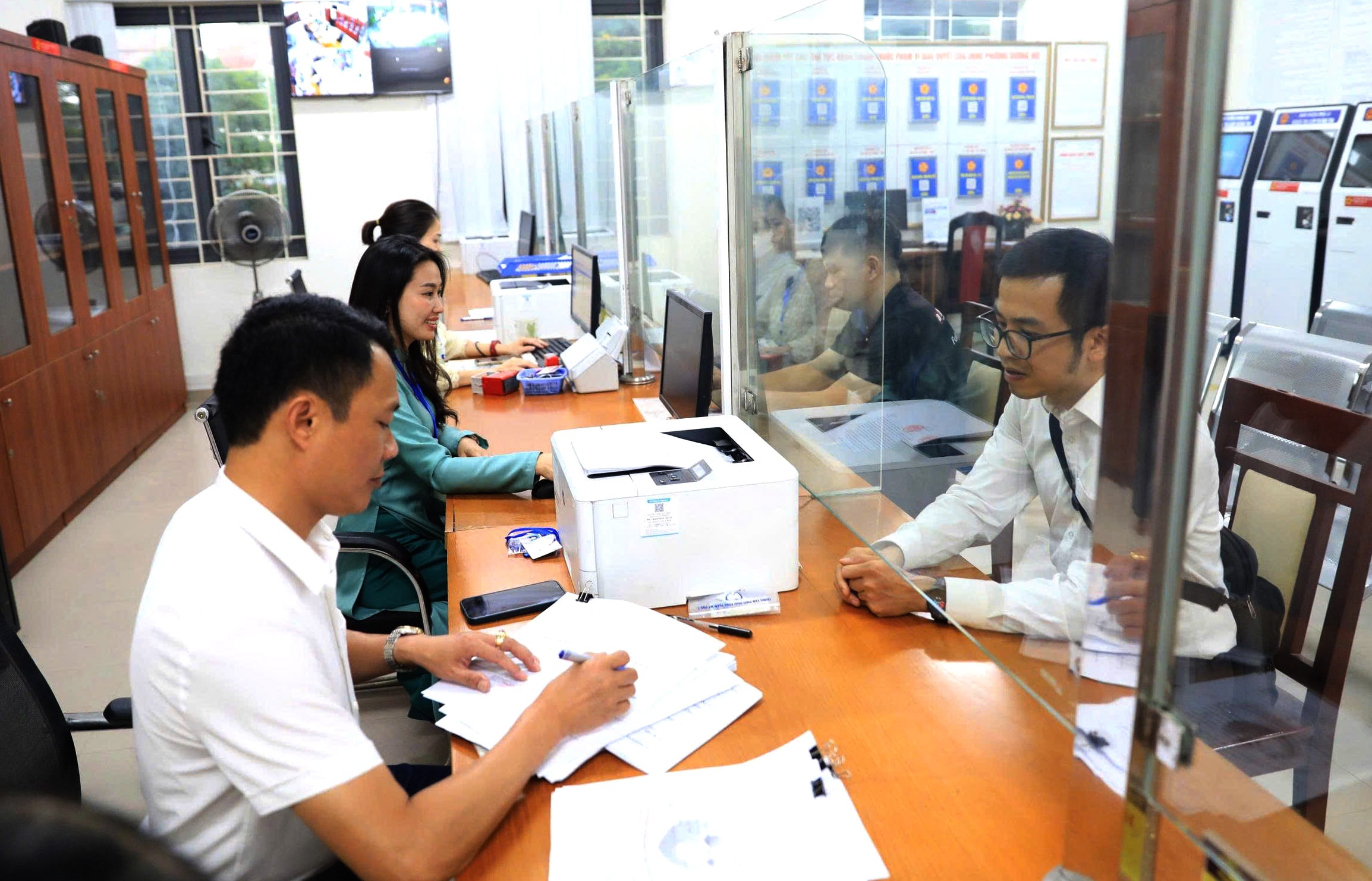 giai-quyet-thu-tuc-hanh-chinh-cho-nguoi-dan-tai-diem-phuc-vu-hanh-chinh-cong-duong-noi.-anh-quang-thai.jpg