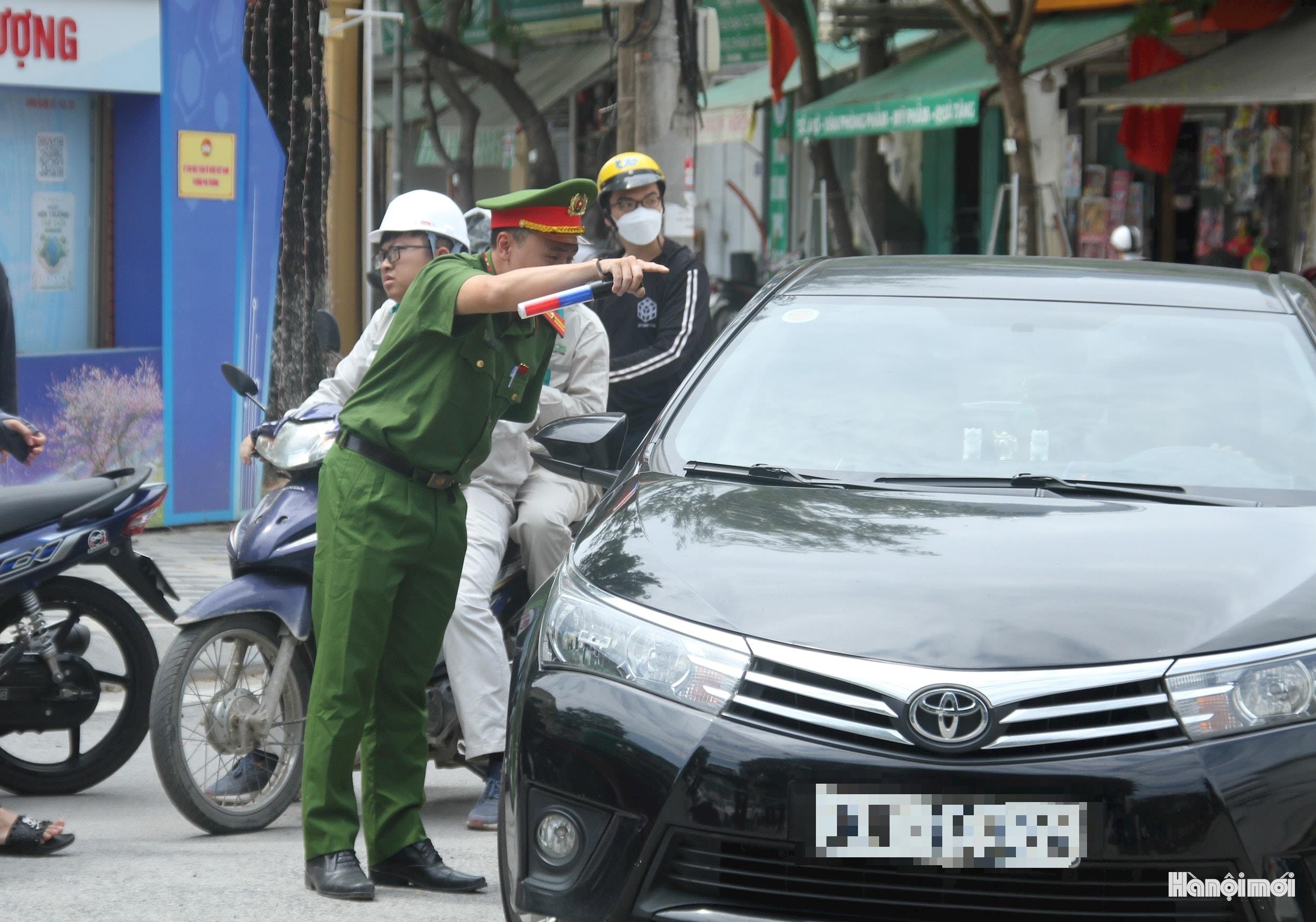Công an phường Phú Thượng đã huy động 25 cán bộ, chiến sĩ và 19 thành viên lực lượng tham gia bảo vệ an ninh, trật tự ở cơ sở phục vụ kỳ thi tốt nghiệp THPT năm 2026 trên địa bàn. Ảnh: Hoàng Vũ