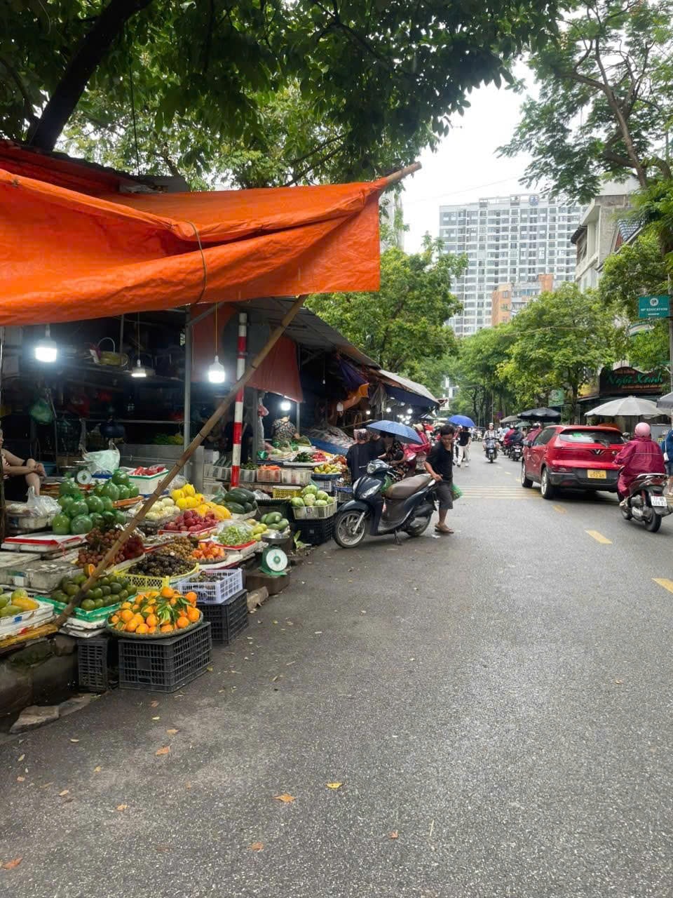 Chợ tạm tại ô đất C2 trước giải tỏa từng là điểm kinh doanh tự phát với nhiều ki-ốt tạm, ảnh hưởng không gian công cộng và trật tự đô thị. Ảnh: Phường Yên Hòa