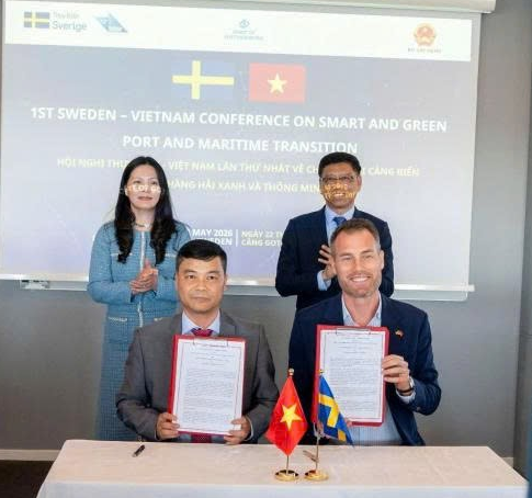 marcus-persson-trade-commissioner-of-sweden-to-vietnam-at-a-recent-signing-of-the-mou-with-vn-association-of-seaport.png
