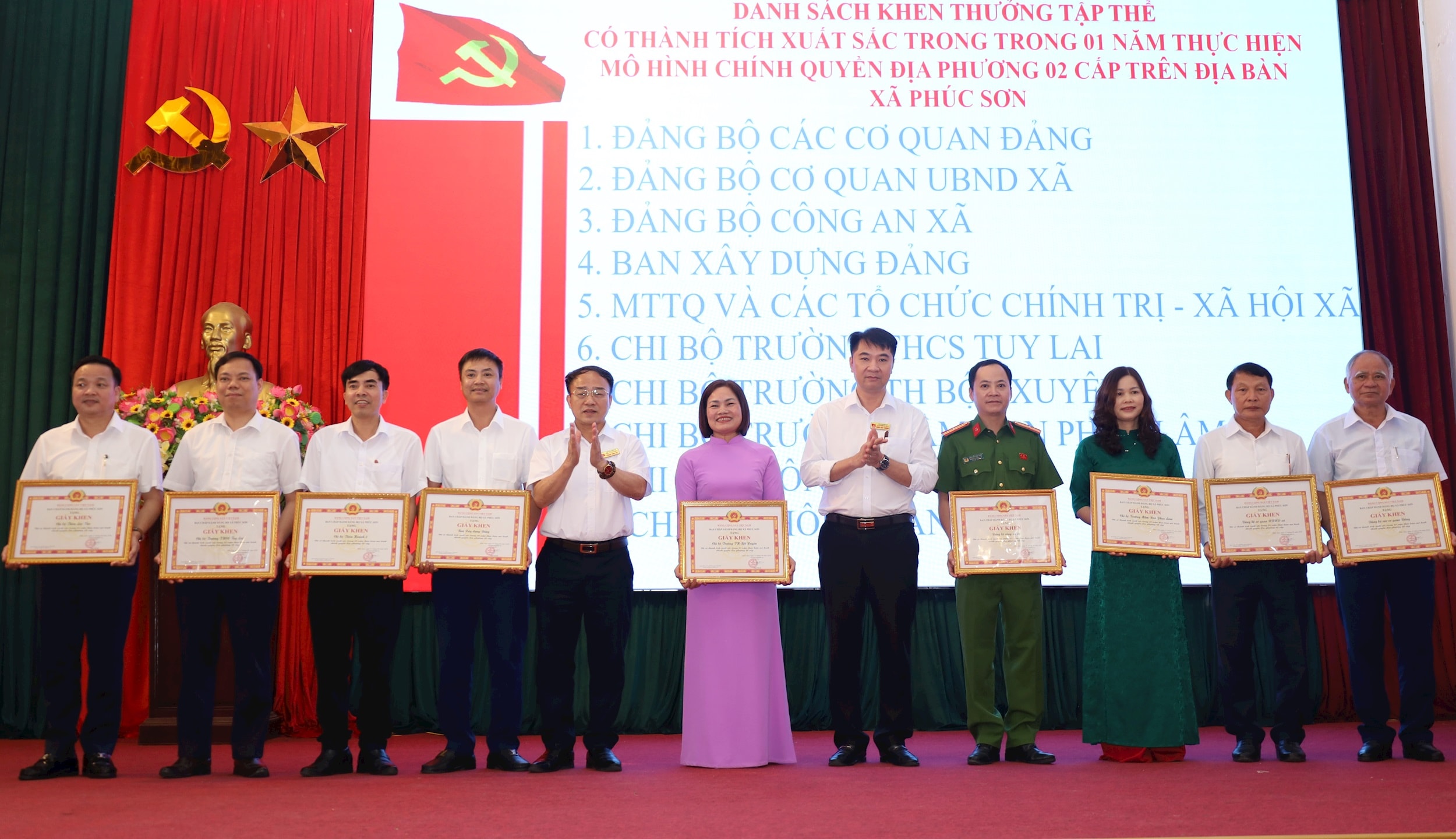 Lãnh đạo xã Phúc Sơn khen thưởng nhiều tập thể, cá nhân có thành tích trong thực hiện mô hình chính quyền địa phương hai cấp. Ảnh: Kim Nhuệ