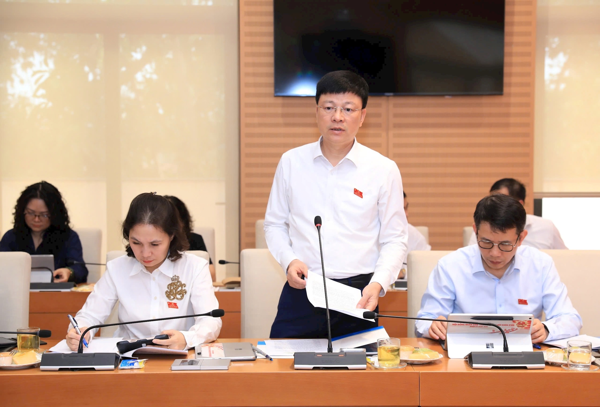 Đại biểu Đinh Quốc Hùng phát biểu thảo luận tại tổ. Ảnh: Thành Thái