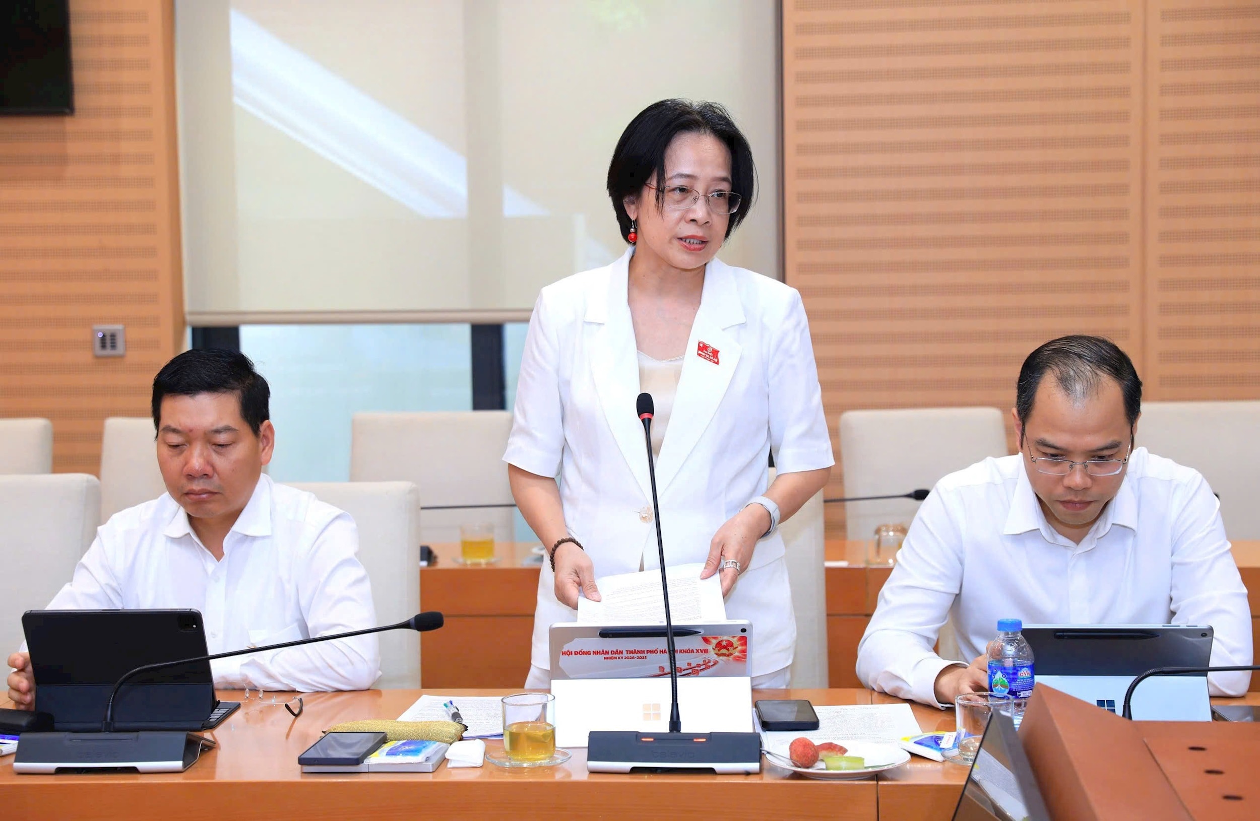 Đại biểu tham gia thảo luận tại tổ đại biểu HĐND số 1. Ảnh: Thành Thái