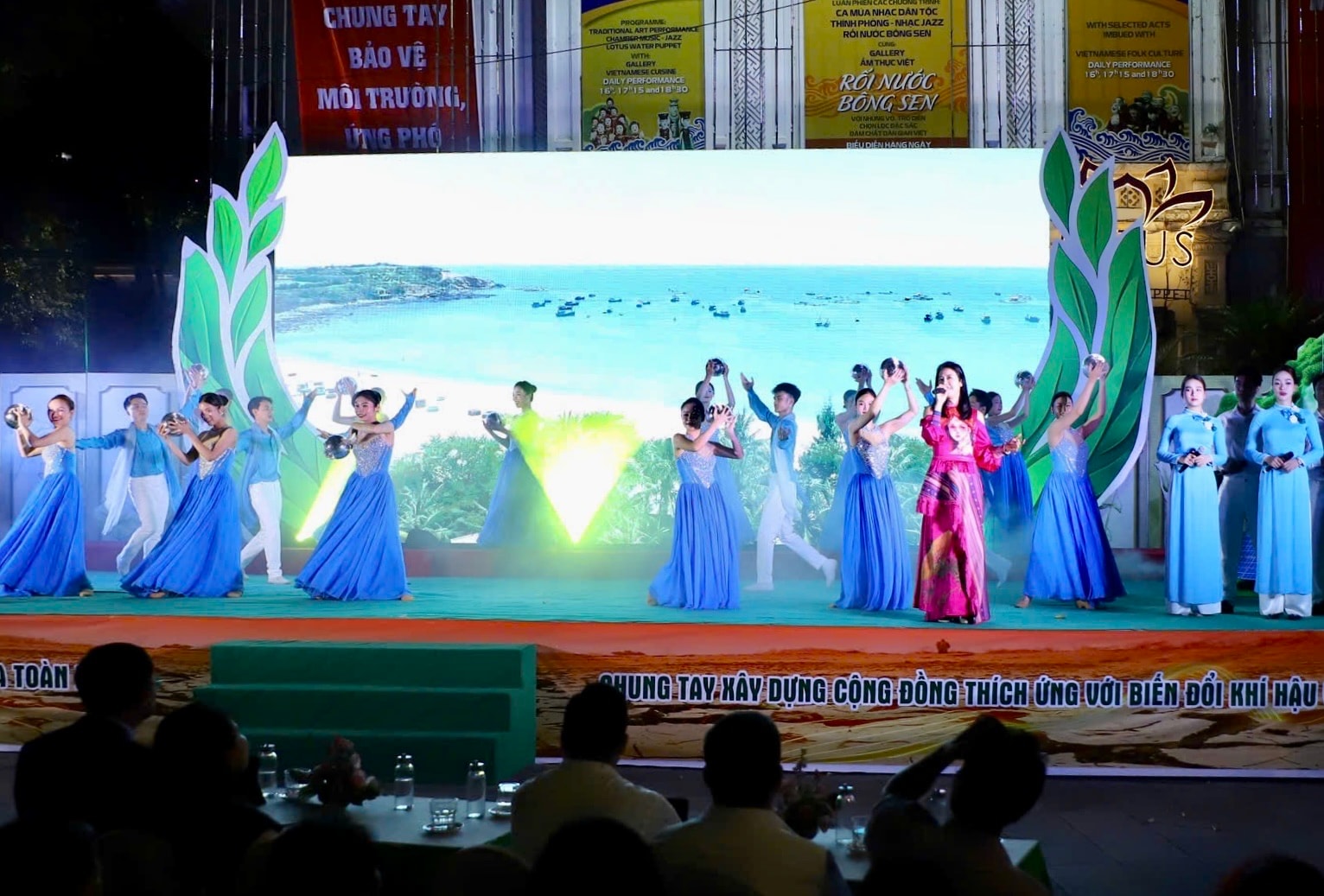 nghe-thuat-cham-chuong-trinh-nghe-thuat-chu-de-hanh-dong-vi-khi-hau-cua-bo-van-hoa-the-thao-va-du-lich-nhan-thang-hanh-dong-vi-moi-truong-nam-2026.-anh-viet-hung.jpg