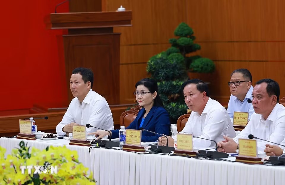 bae0fe80d615d8f181c841-_ttxvn-thu-tuong-le-min-h-hung-lam-viec-voi-ban-thuong-vu-thanh-uy-dong-nai-8824425-5.jpg
