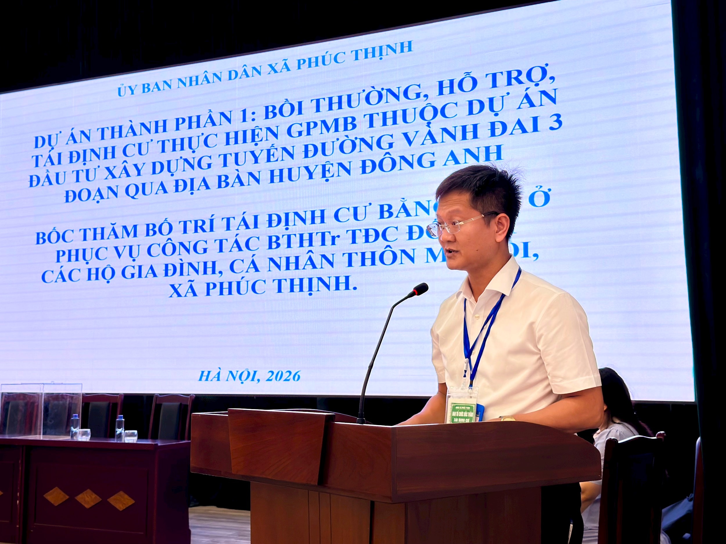 Trưởng phòng Kinh tế xã Phúc Thịnh Hoàng Anh Tuấn đã công bố quy chế, quy trình bốc thăm đất dịch vụ. Ảnh: Thanh Hà