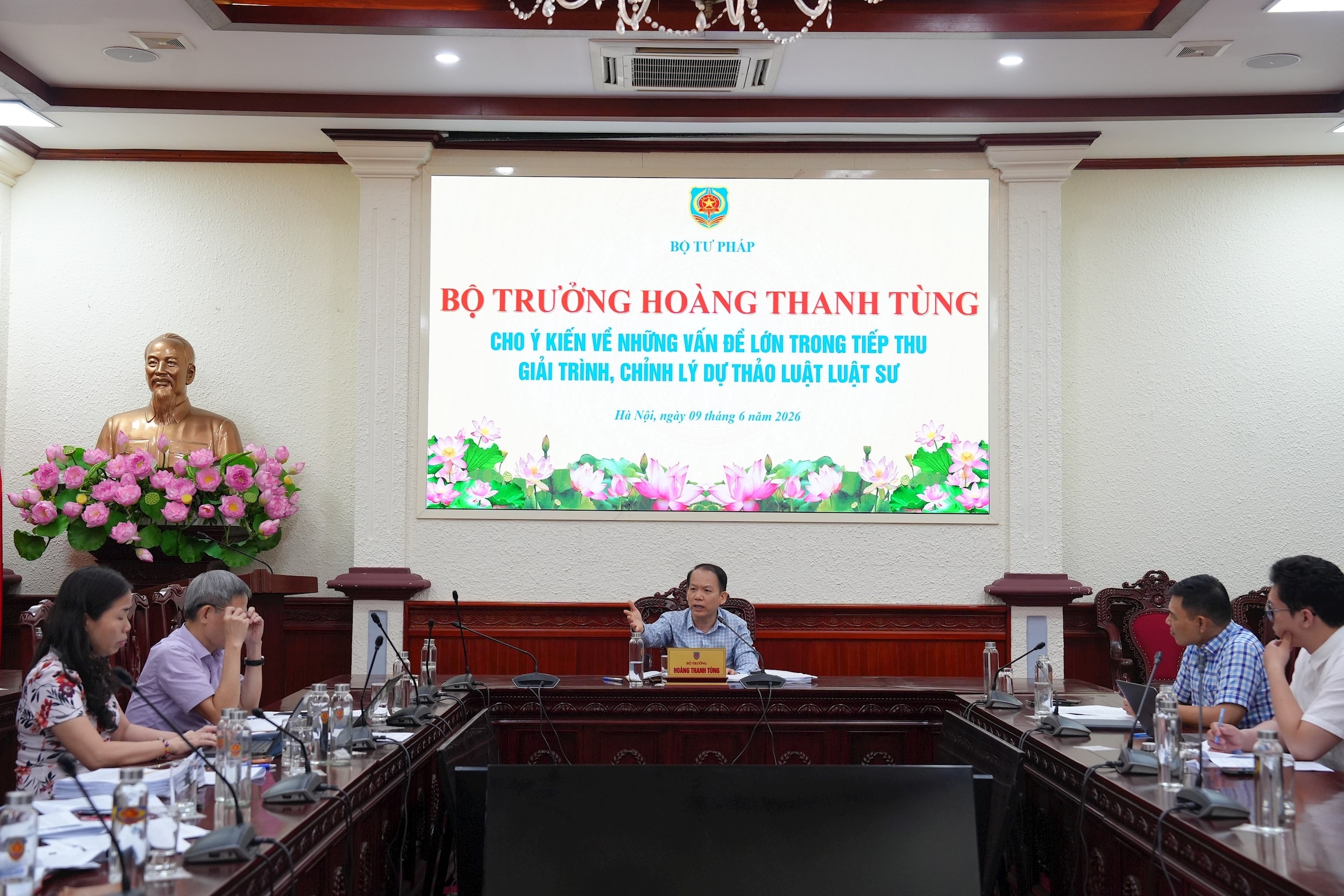 bo-truong-hoang-thanh-tung-chu-tri-cuoc-lam-viec.jpeg