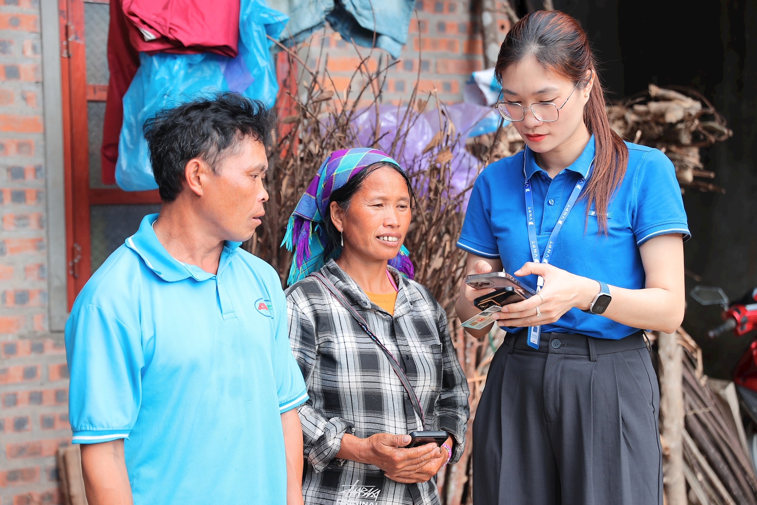 nhan-vien-vinaphone-den-tung-thon-ban-de-ho-tro-nguoi-dan-xac-thuc-thong-tin-thue-bao..jpeg