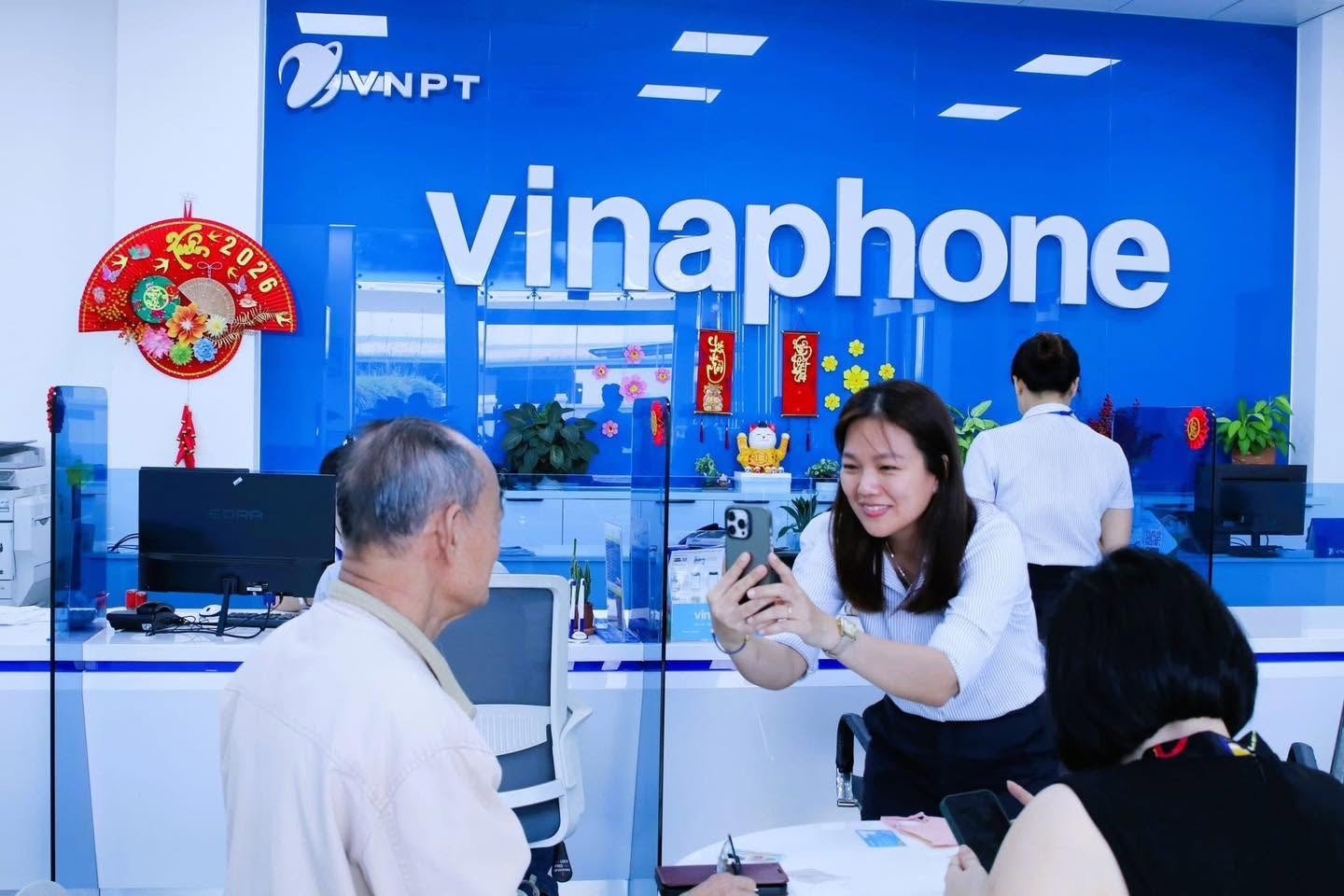 vinaphone-tai-tp-ho-chi-minh-san-sang-ho-tro-khach-hang-xac-thuc-thong-tin-thue-bao..jpeg