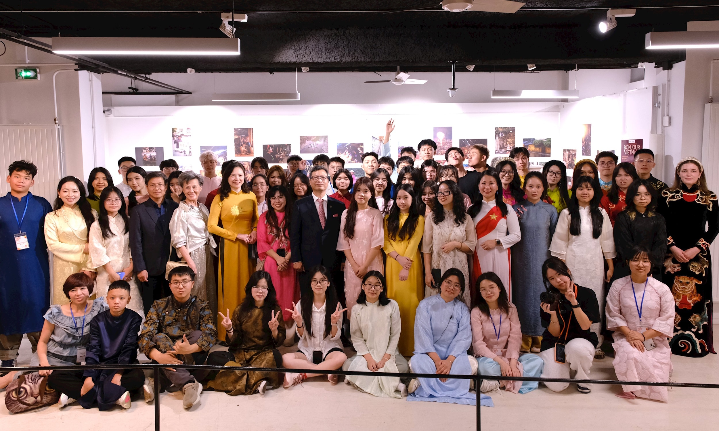 Hơn 50 thanh thiếu niên người Việt và gốc Việt đến từ nhiều quốc gia đã trực tiếp tham dự chương trình. Ảnh: Art Space.